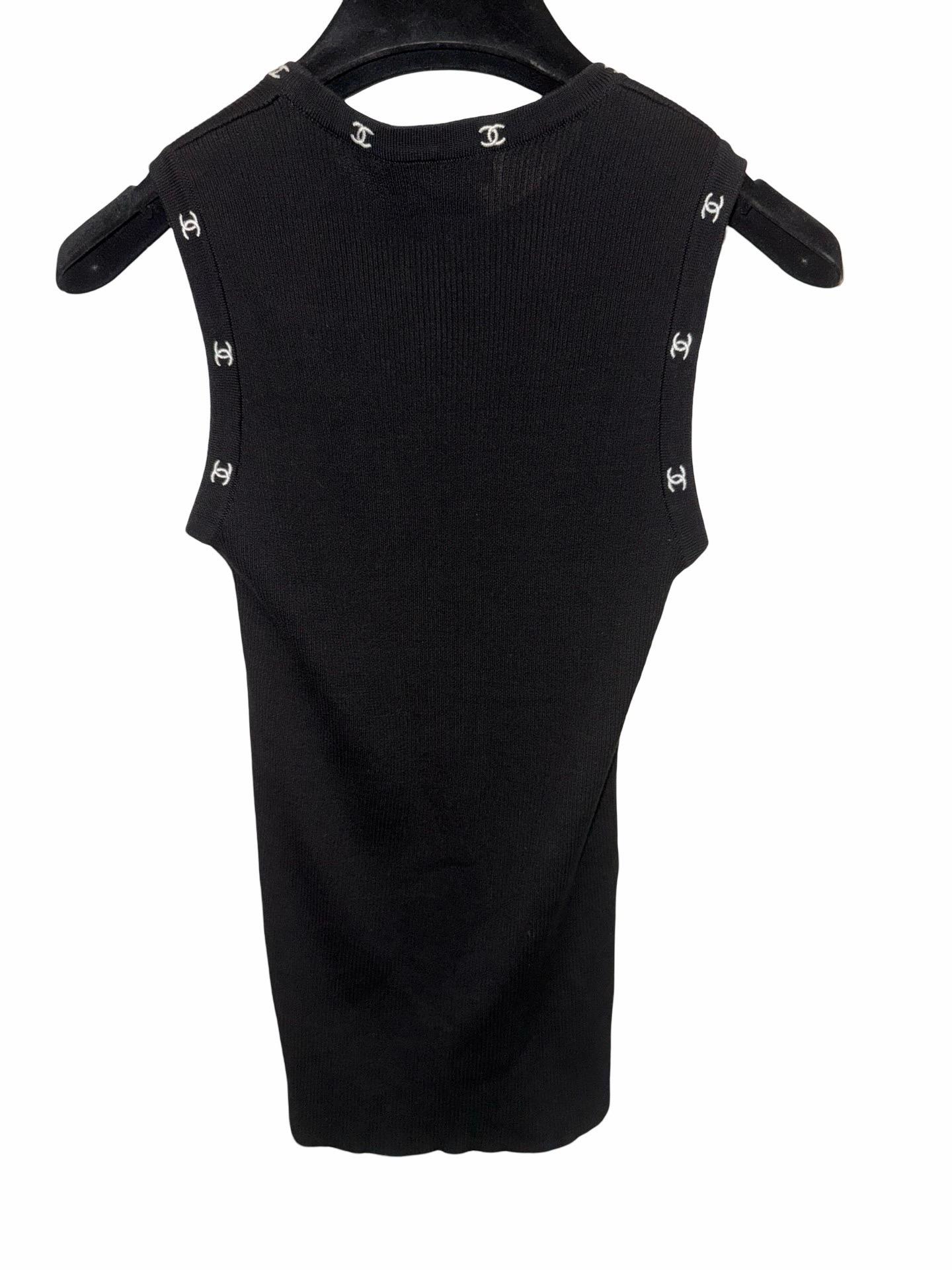 Iconic Chanel black in white CC logo cotton tank top from 1996 collection. 

Stretchy knitted fabric. 

Size 38.

100% cotton.

Measurements:                                                         Shoulder to shoulder: around 30cm.
      Bust: