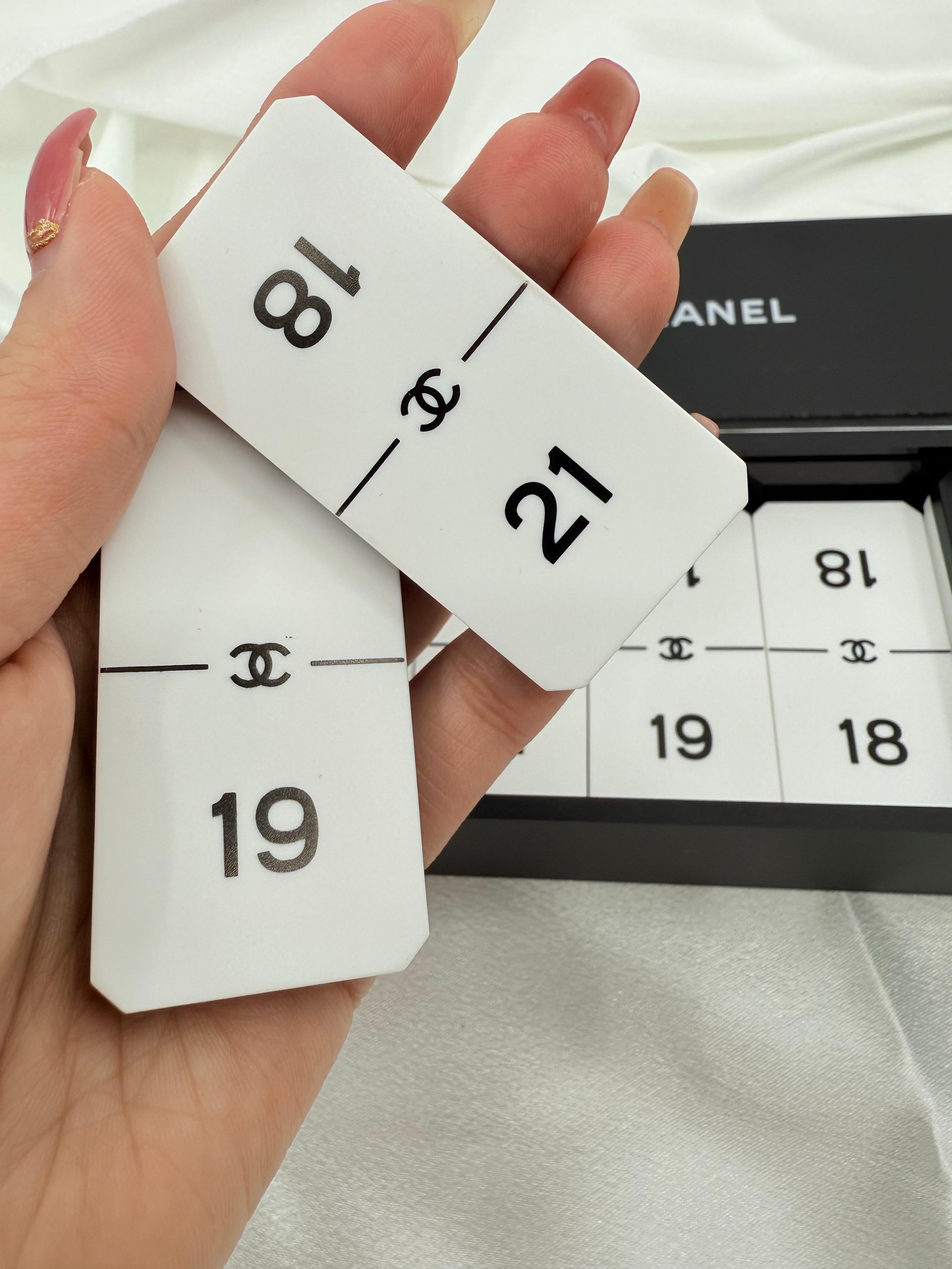Noir Jeu de dominos CC noir et blanc de Chanel en vente