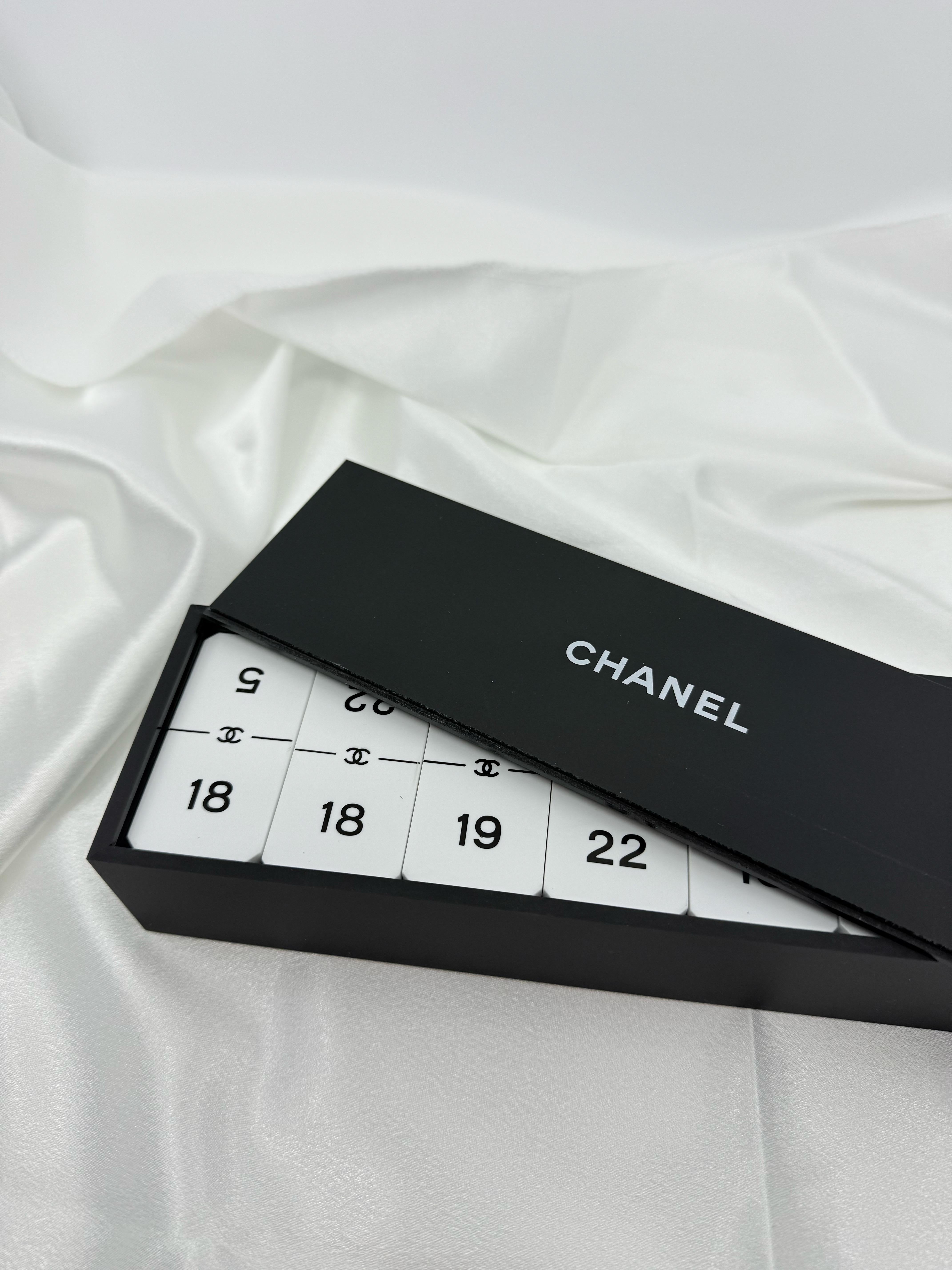 Jeu de dominos CC noir et blanc de Chanel Bon état - En vente à Bellevue, WA