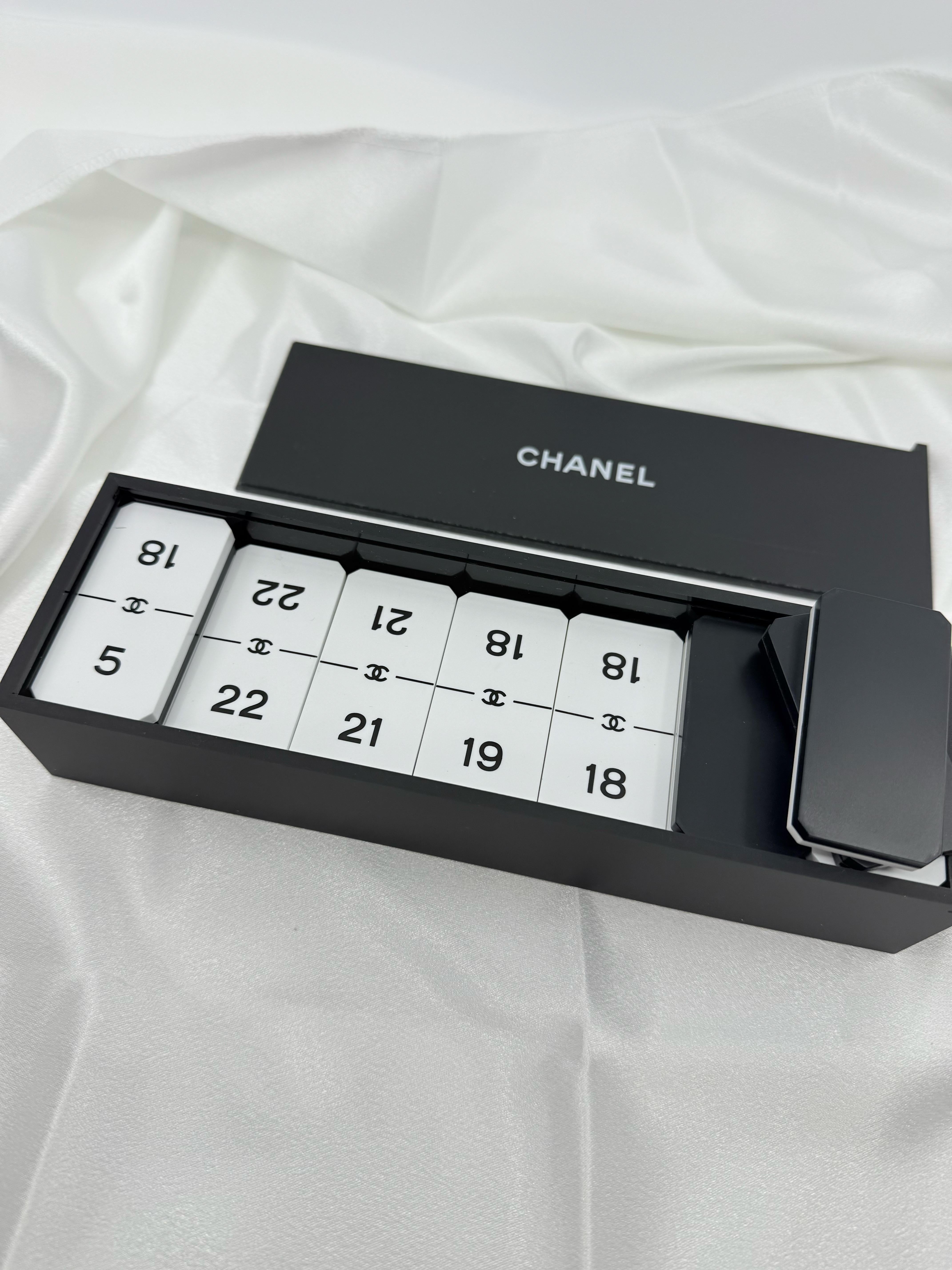 Jeu de dominos CC noir et blanc de Chanel Unisexe en vente