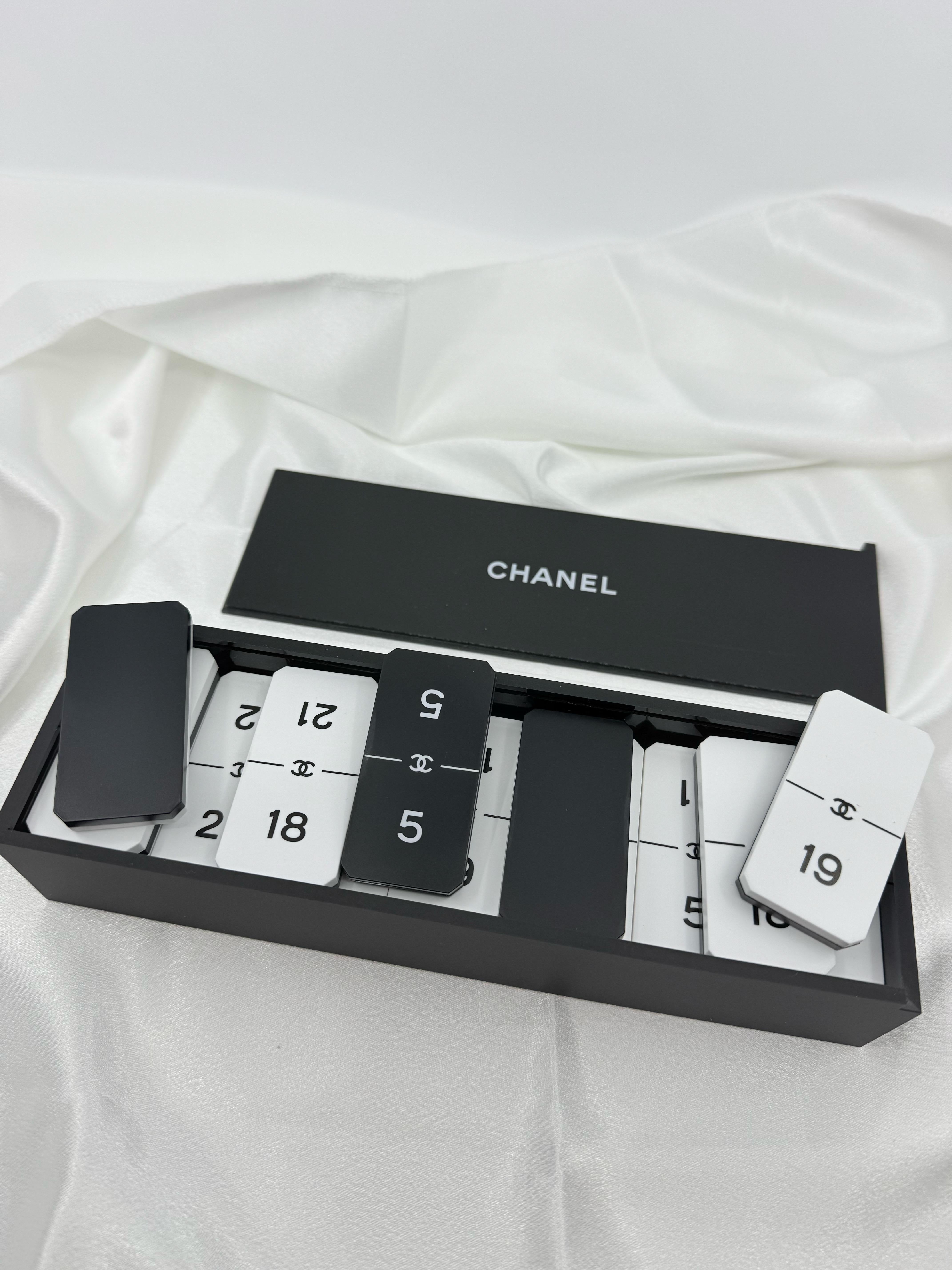 Jeu de dominos CC noir et blanc de Chanel en vente 1