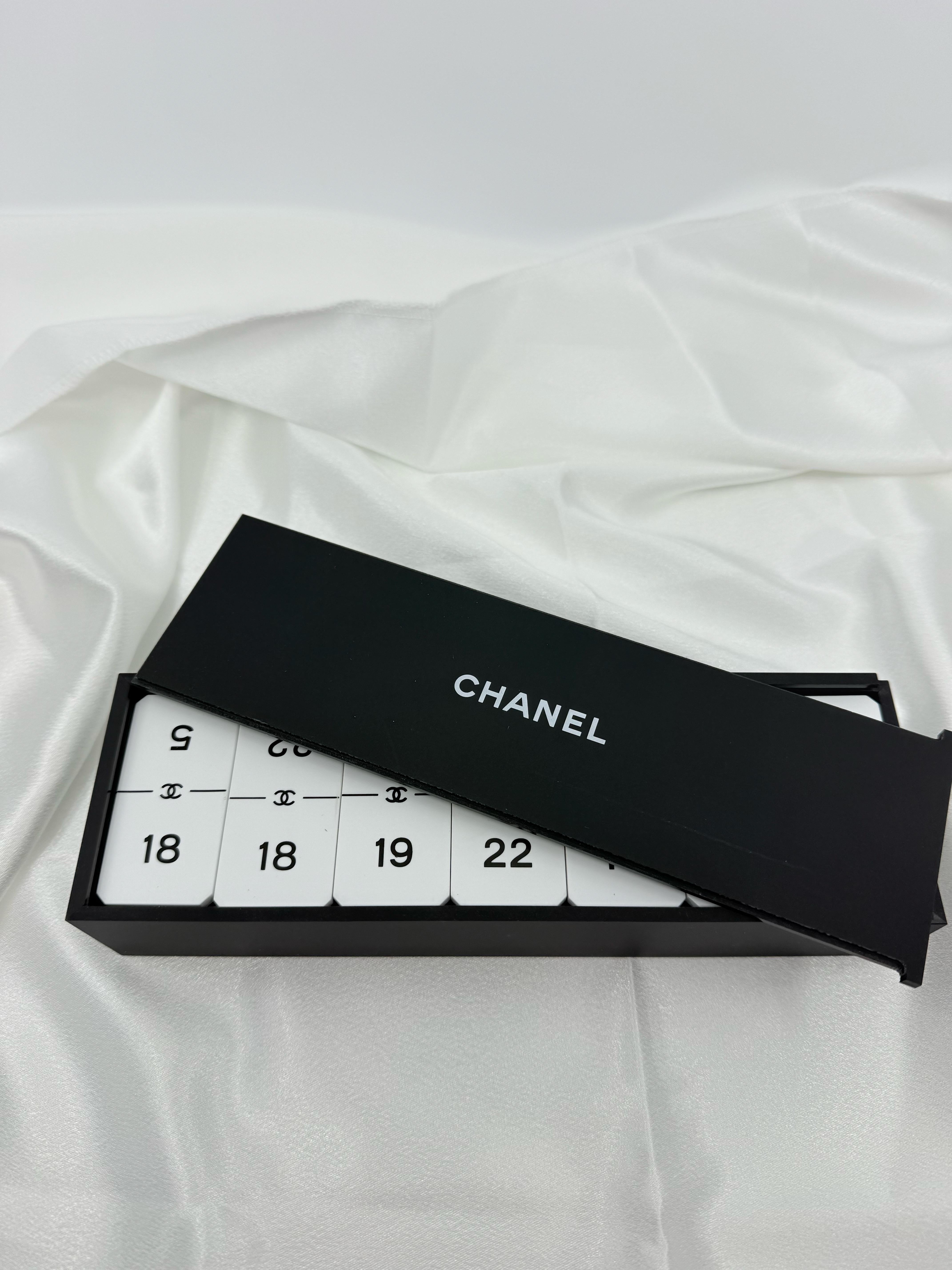Jeu de dominos CC noir et blanc de Chanel en vente 2