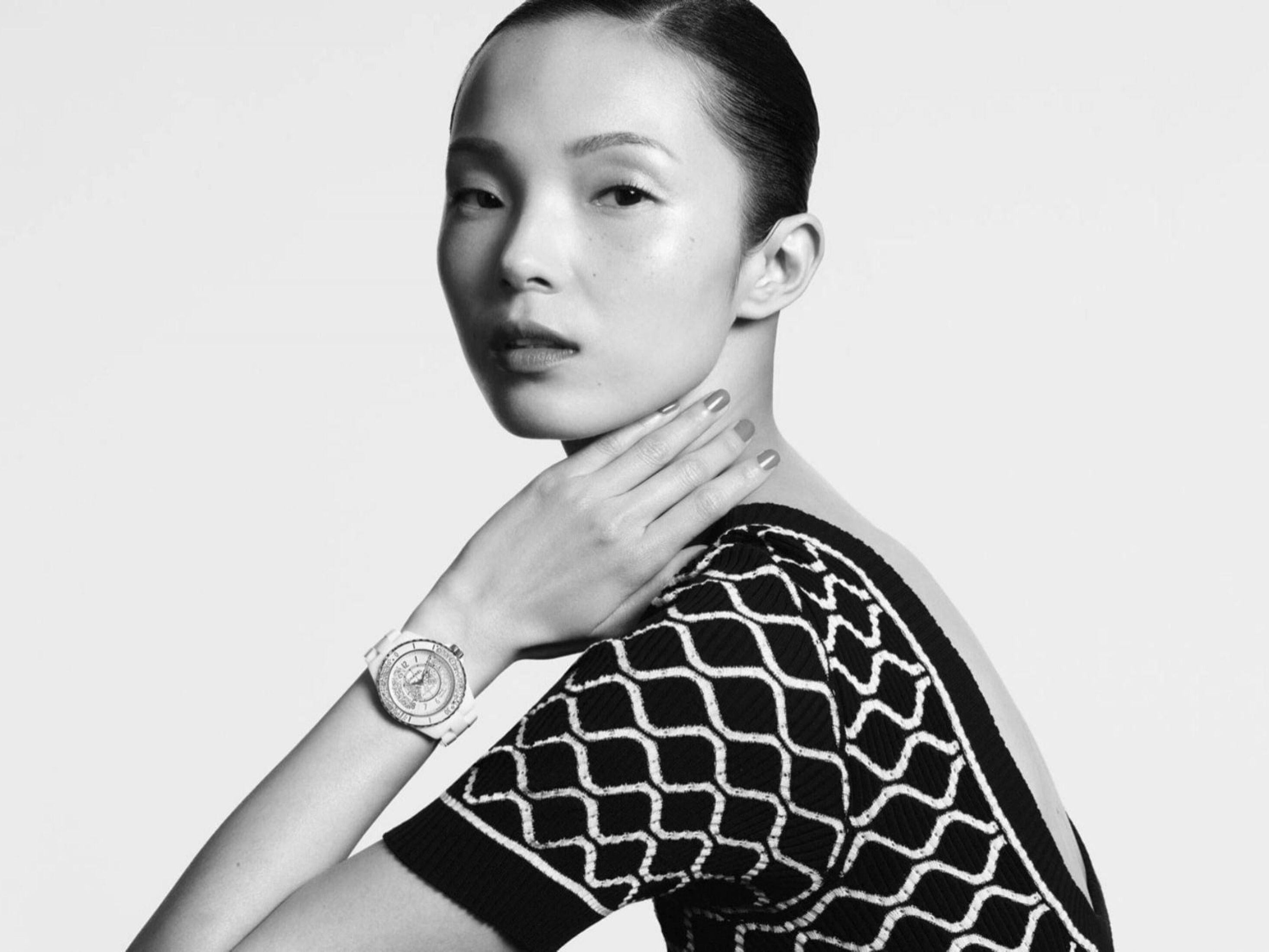 Great black and white cotton knit top from the house of Chanel worn on the ad for the Limited Edition of the J12 watch in 2020.
It features a round neck, short sleeves and a low cut back.
A knit CC logo in the front

Year: 2020
Fabric: 100%
