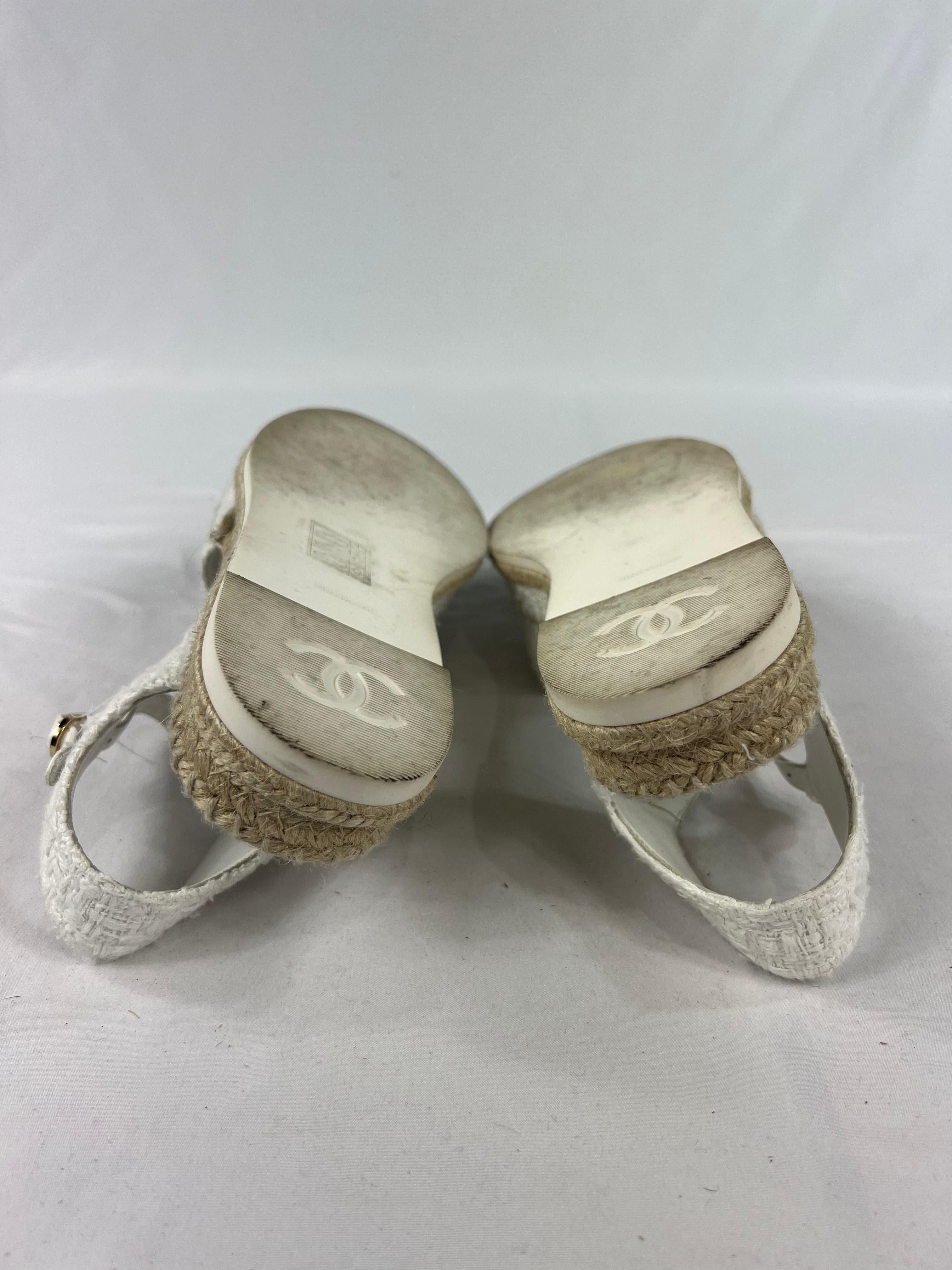 Chanel Black and White Espadrille Sandals In Excellent Condition In Beverly Hills, CA