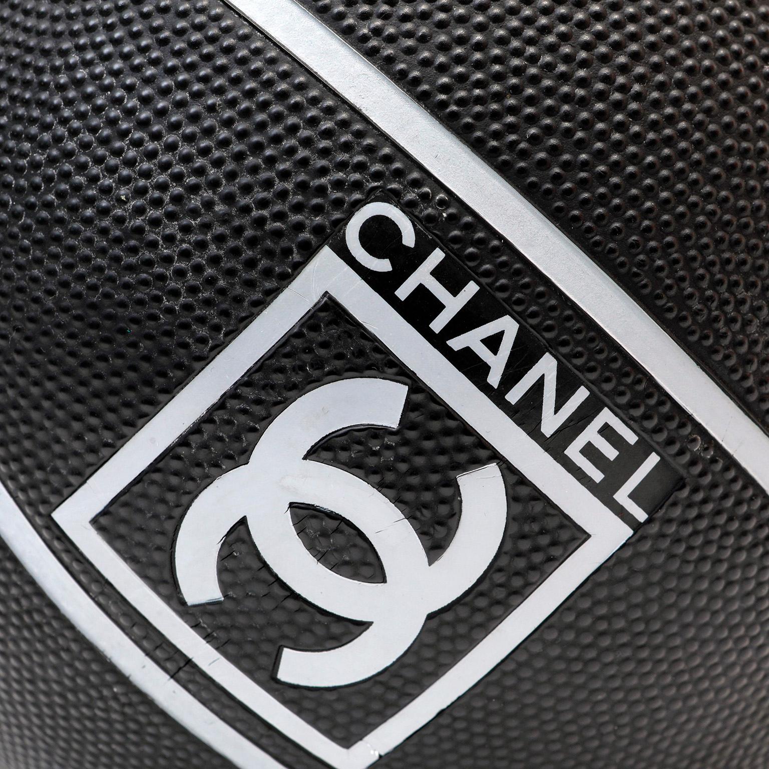  Diese authentische Chanel Schwarz-Weiß-Spiel-Serie Rugby-Fußball ist in tadellosem Zustand. Seltenes und sammelwürdiges Objekt.   

PBF 13076