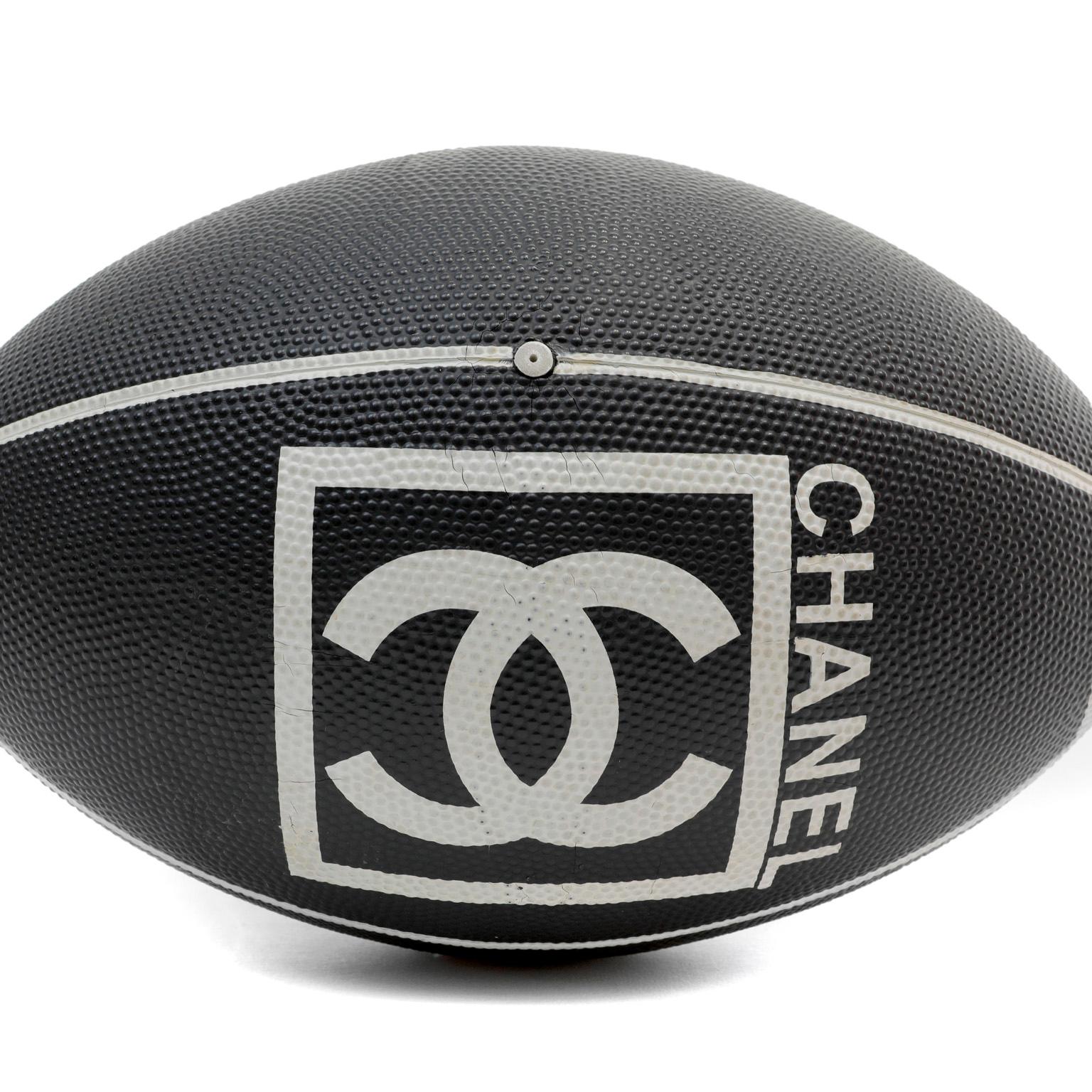 Schwarz-weiße Rugby-Fußballserie von Chanel im Zustand „Neu“ im Angebot in Palm Beach, FL