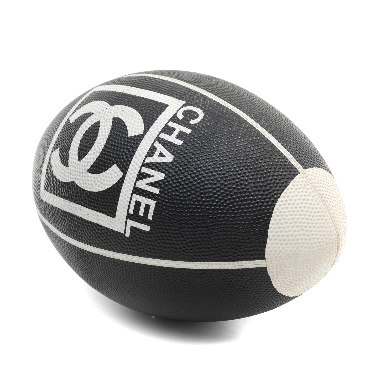 Schwarz-weiße Rugby-Fußballserie von Chanel Herren im Angebot