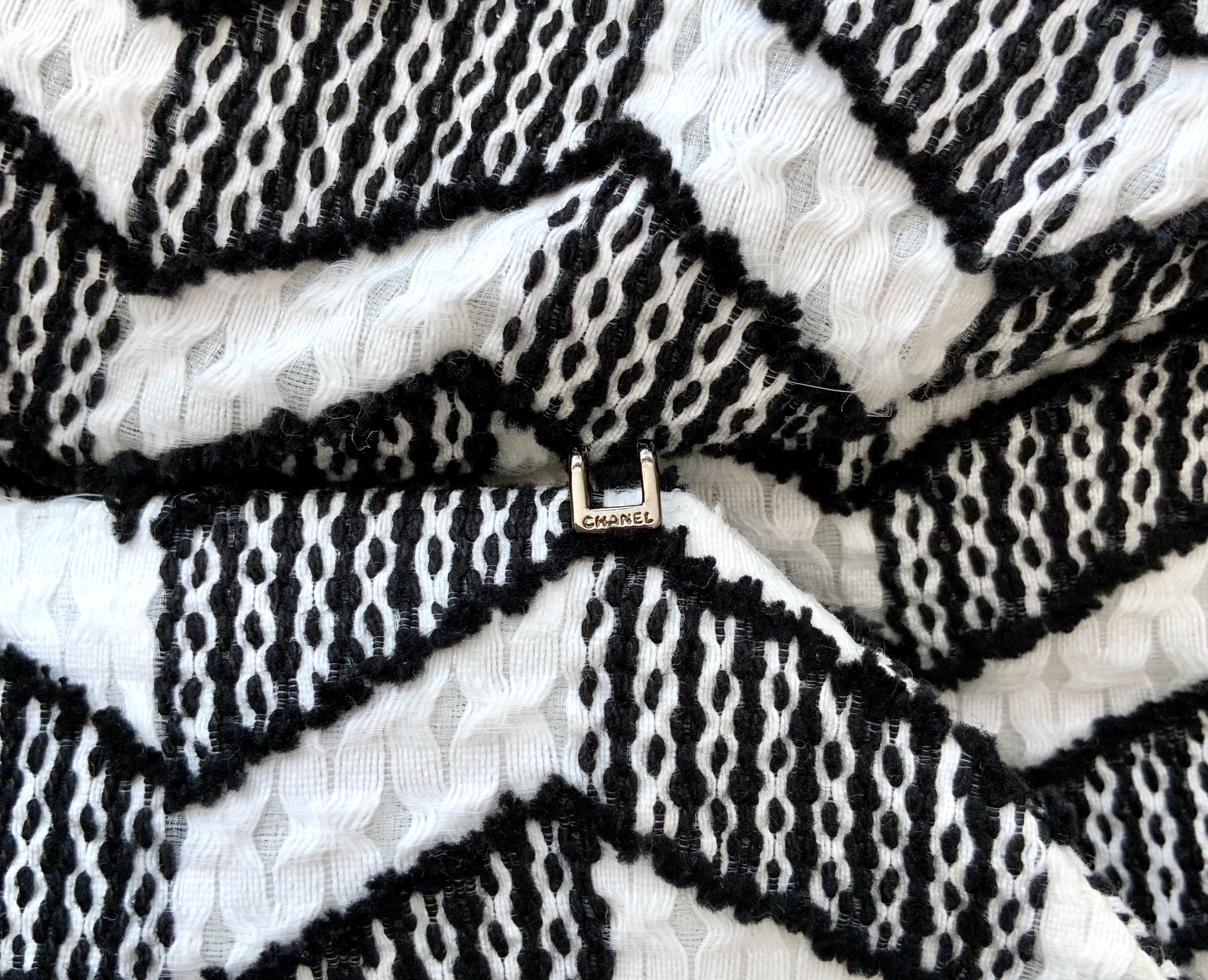 Chanel Black and White Geometric Design Tweed Jacket For Sale 6