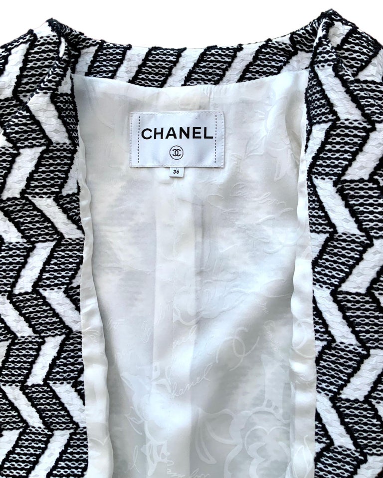 Chanel Black and White Geometric Design Tweed Jacket For Sale 7
