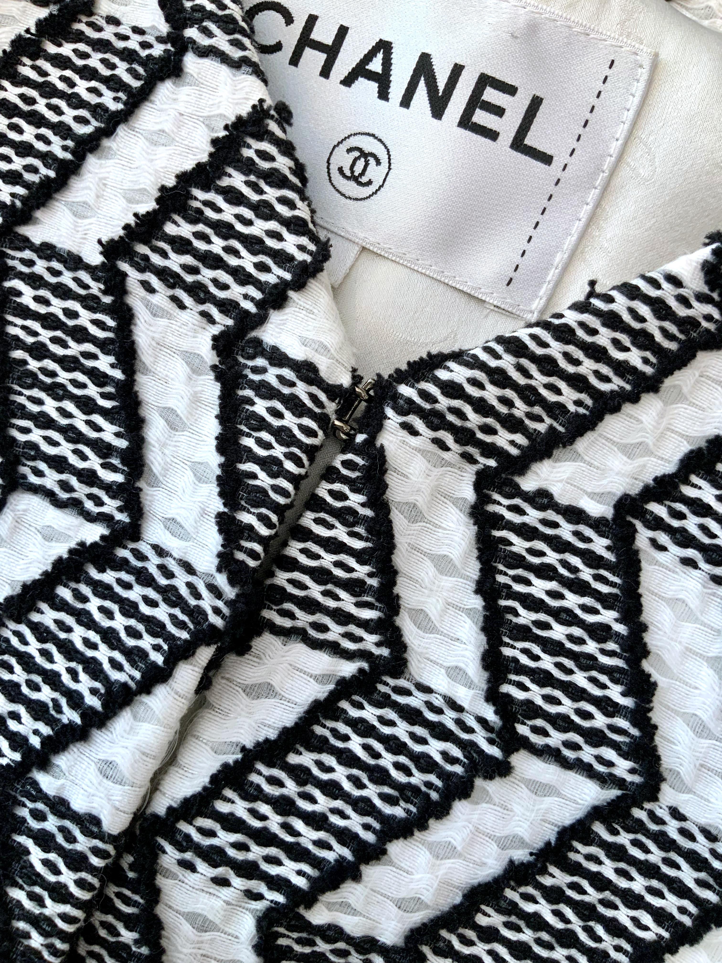 Chanel Black and White Geometric Design Tweed Jacket For Sale 5