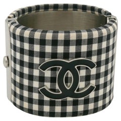 CHANEL Schwarzes und weißes Manschettenarmband mit Gingham-Vichy-Druck, Resort Collection 2011