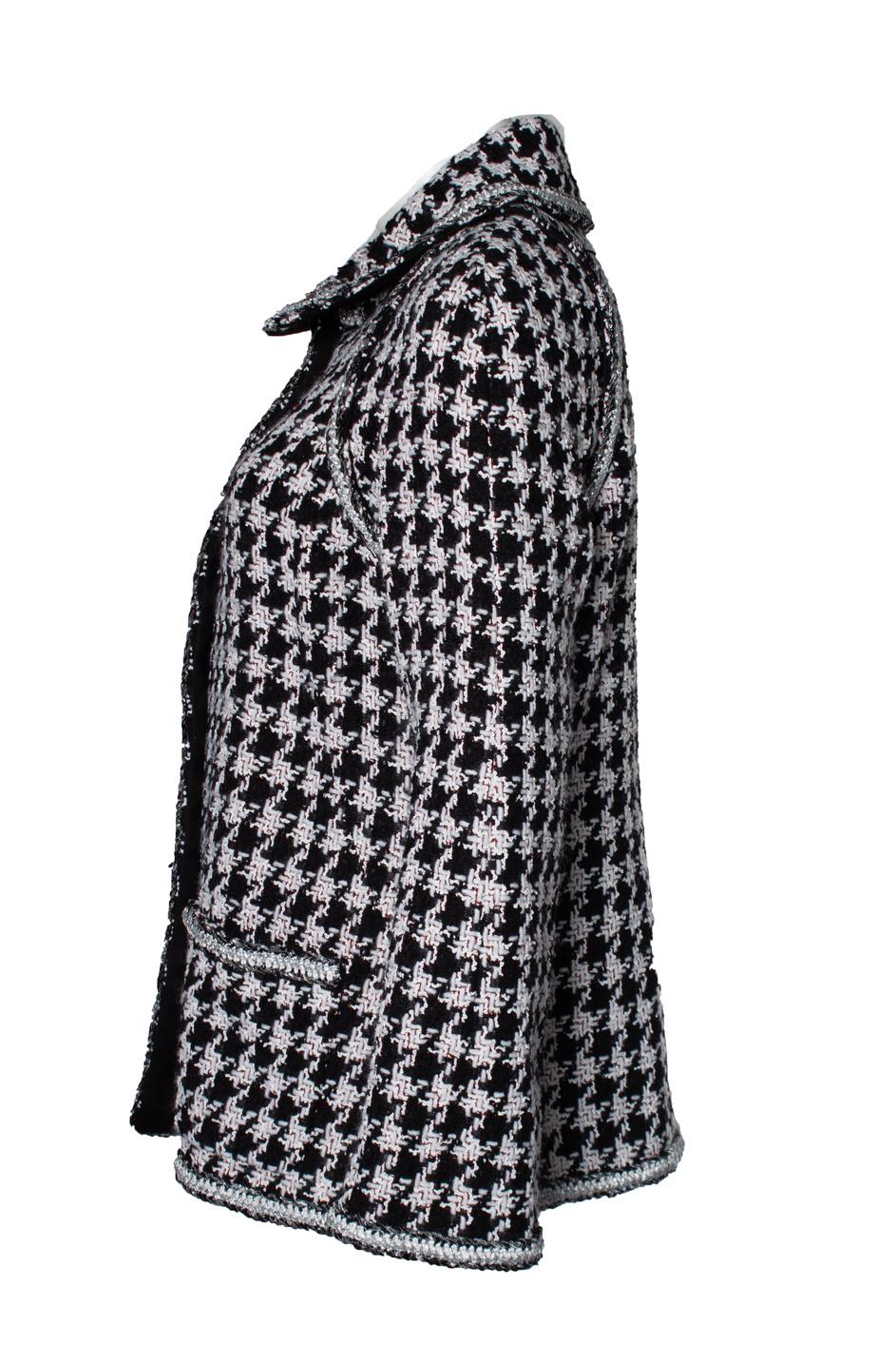 Chanel, Black and white houndstooth jacket with silver braid trimming. The item is in very good condition. Comes with Chanel hanger.

• CONDITION: very good condition 

• SIZE: FR44

• MEASUREMENTS: length 70 cm, width 47 cm, waist 47 cm, shoulder