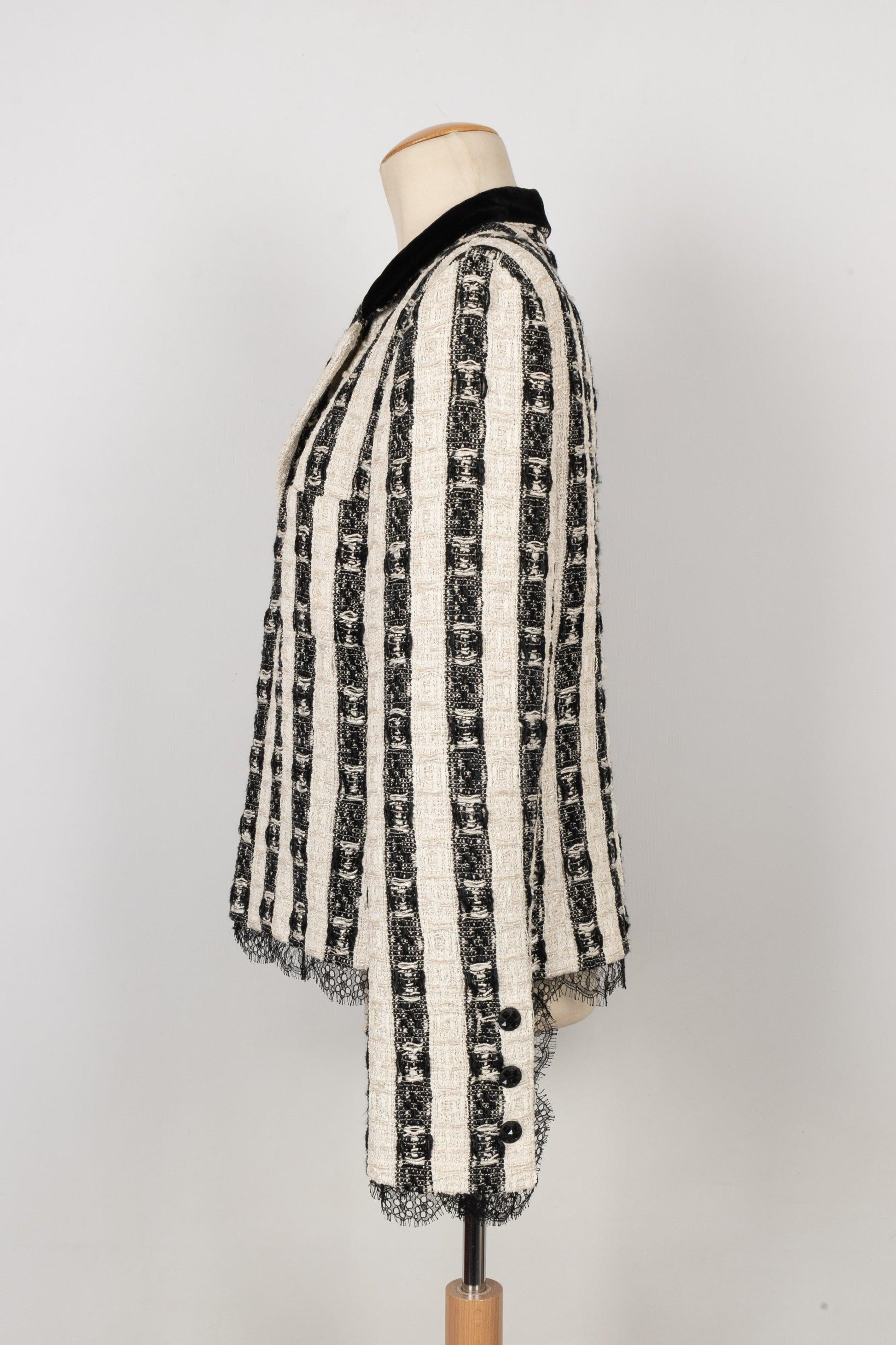 Chanel - (Made in France) Veste noire et blanche, avec col en velours, doublure en soie et dentelle noire. Taille indiquée 42FR.

Informations complémentaires :
Condit : Très bon état.
Dimensions : Largeur des épaules : 41 cm - Poitrine : 50 cm -