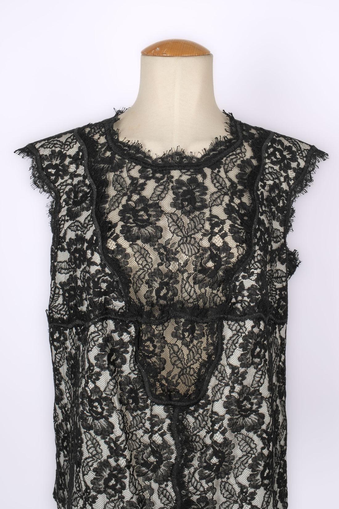 Chanel Schwarz-weißes ärmelloses Spitzen-Top im Angebot 1