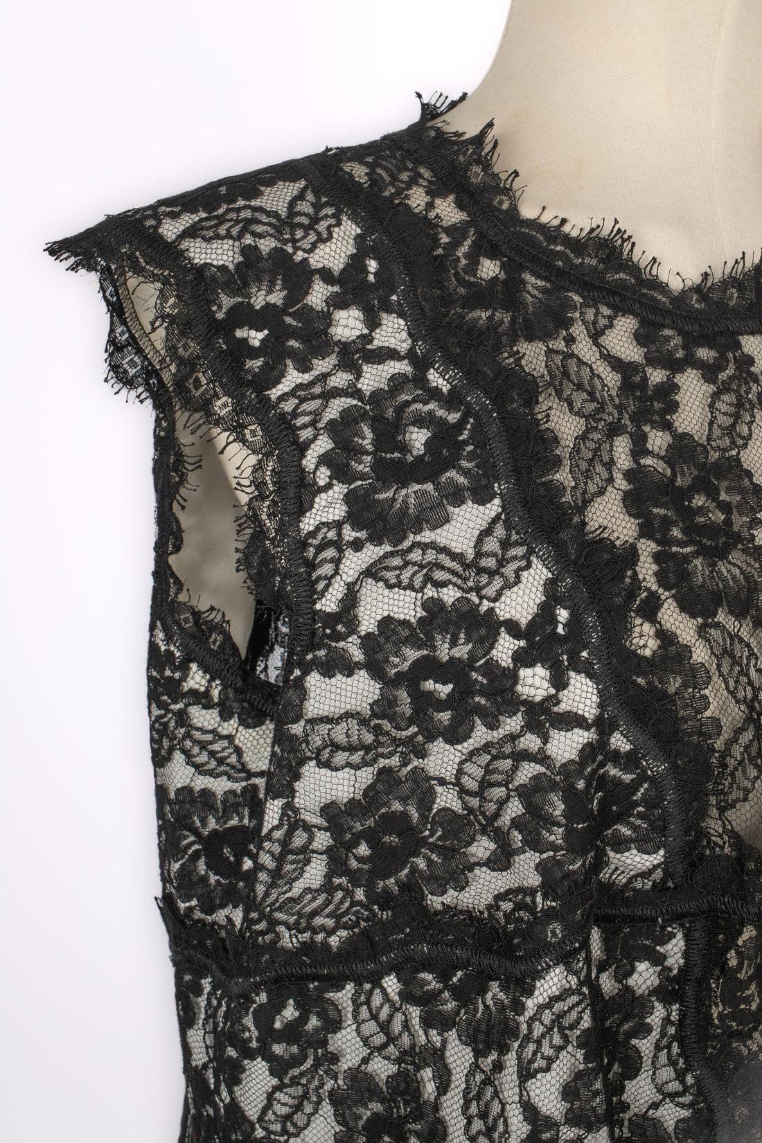 Chanel Schwarz-weißes ärmelloses Spitzen-Top im Angebot 2