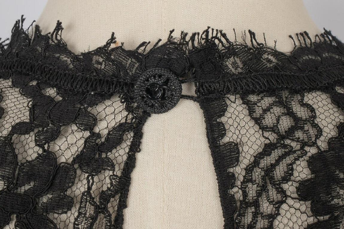 Chanel Schwarz-weißes ärmelloses Spitzen-Top im Angebot 3