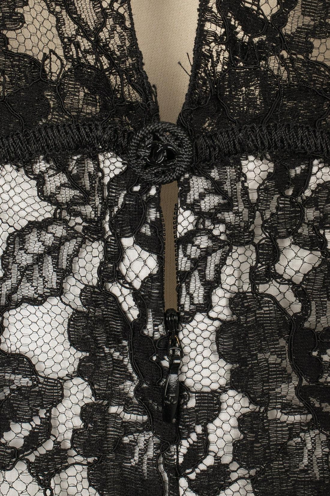 Chanel Schwarz-weißes ärmelloses Spitzen-Top im Angebot 5