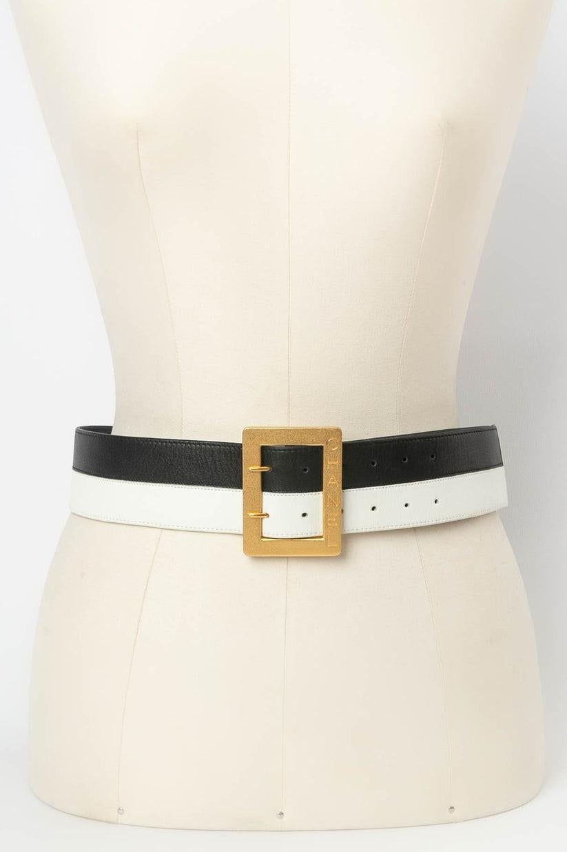 Chanel (Made in France) Black and white leather belt, decorated with a gilded metal buckle engraved with the brand name. 1995 Spring-Summer Collection. Indicated size 80/32.

Additional information: 
Dimensions: Length: 72 to 82 cm (28.34