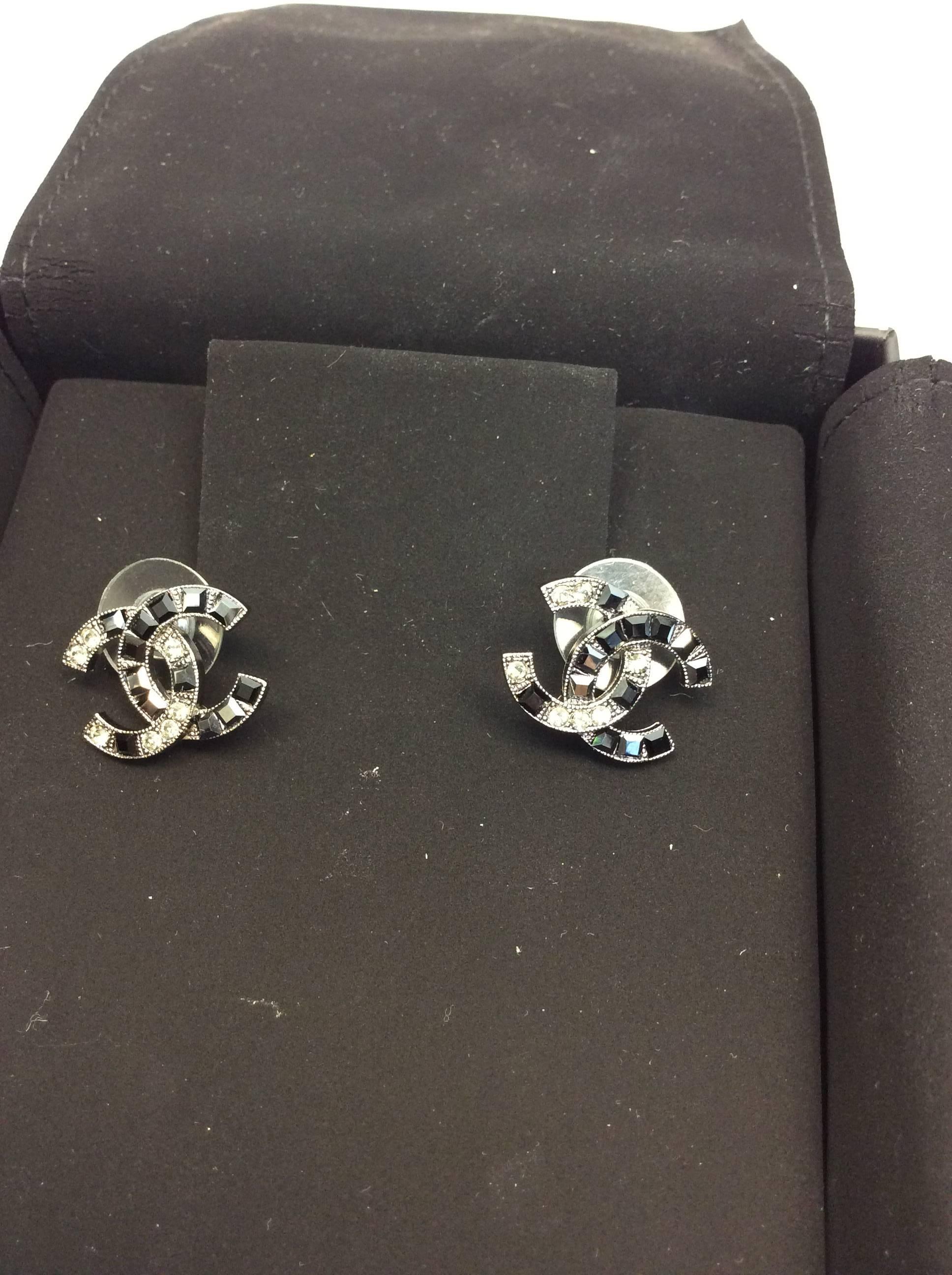 Chanel Black and White Logo Earrings In Excellent Condition For Sale In Narberth, PA