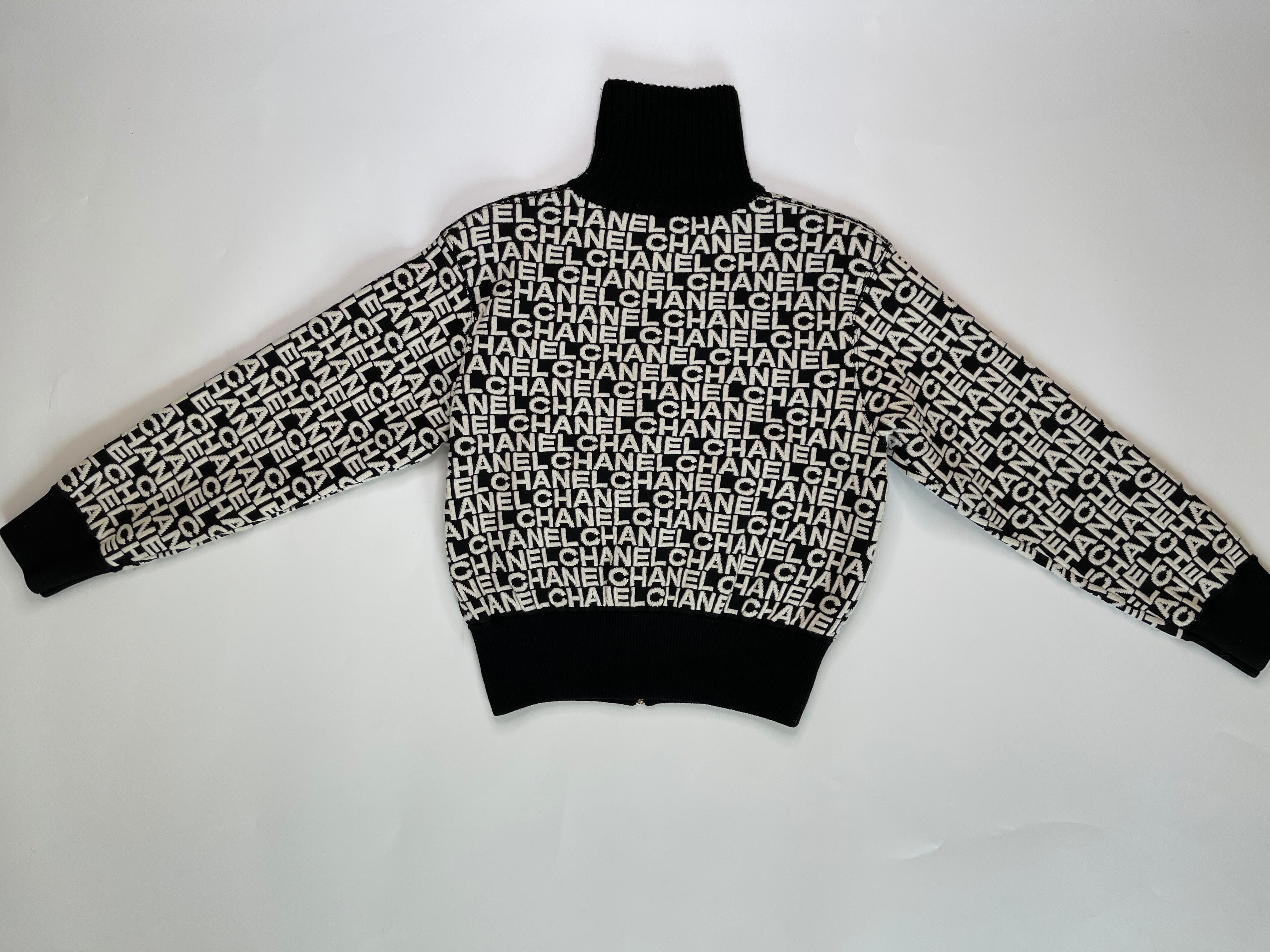 White and Black Chanel turtleneck with logo throughout. Zipper on the front, and two external zipped pockets. 

COLOR: White and black
MATERIAL: 59% wool, 40% polyamide, 1% elasthanne
ITEM CODE: P61955K47642
SIZE: 40 (IT)
CONDITION: Very good