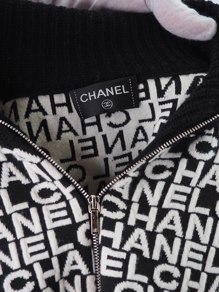 Chanel Rollkragenpullover mit schwarzem und weißem Logo 2018 Coco logo (Schwarz)