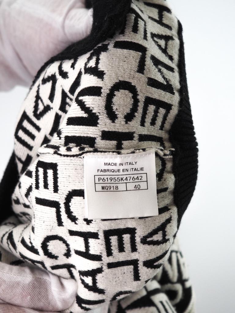 Chanel Rollkragenpullover mit schwarzem und weißem Logo 2018 Coco logo im Zustand „Hervorragend“ in Montreal, Quebec