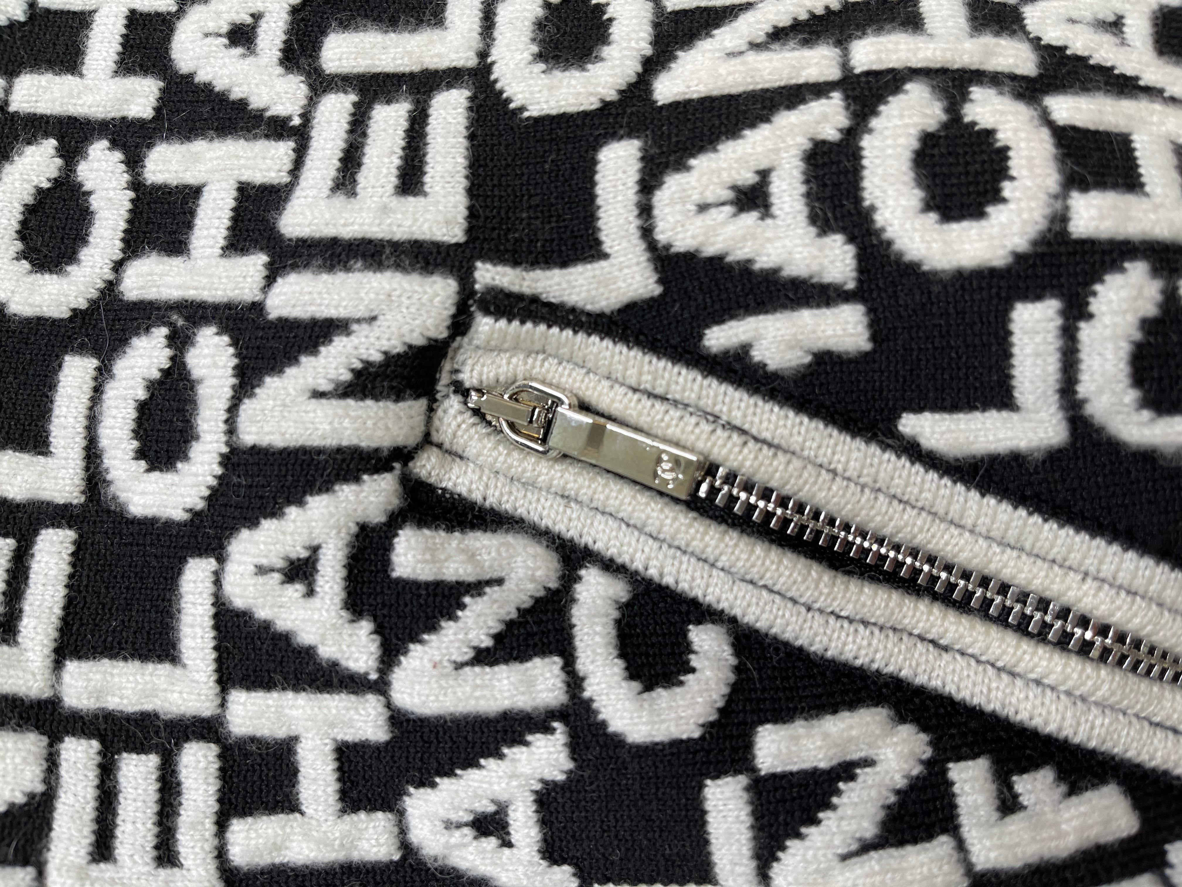 Chanel Black and White Logo Zipped Turtleneck 2018  Coco logo  In Excellent Condition In Montreal, Quebec