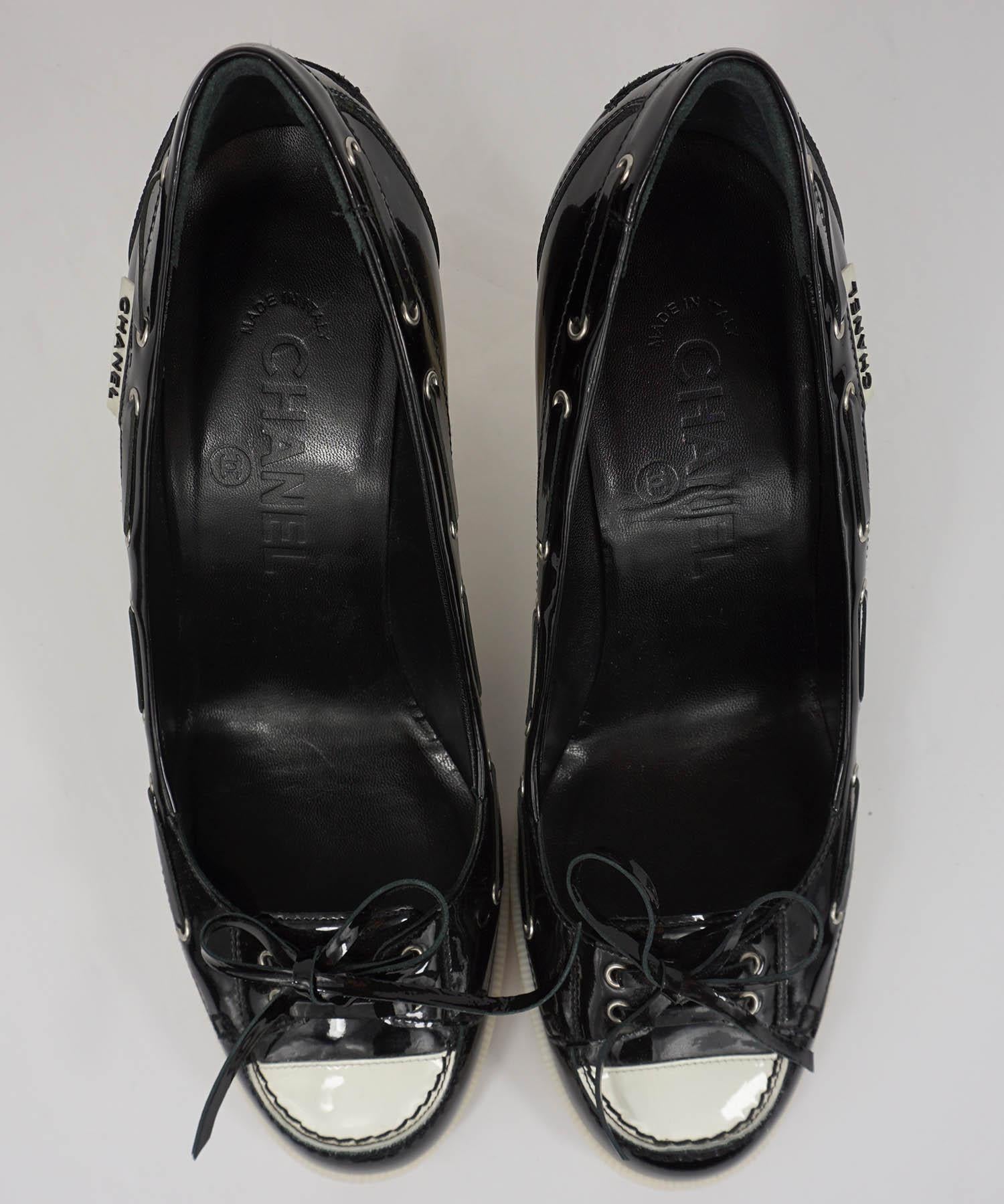 Women's Chanel Black and White Patent Leather Boat Shoe Pumps Size 38 For Sale