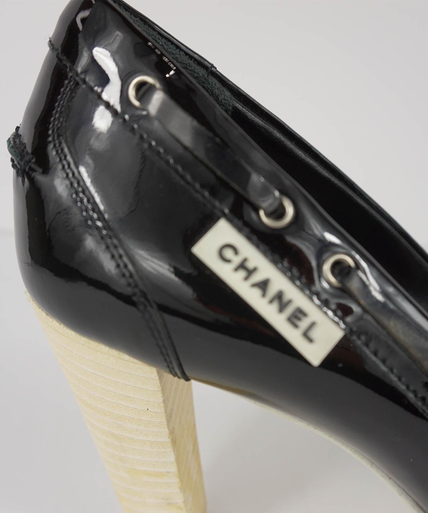 Chanel Black and White Patent Leather Boat Shoe Pumps Size 38