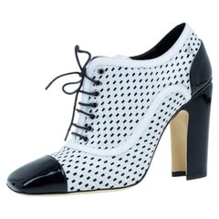 Chanel escarpins Oxford en cuir verni noir et blanc Taille 38