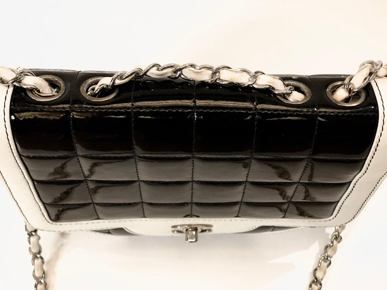 Chanel Black and  White Patent Leather Shoulder Strap bag  In Good Condition For Sale In Sheung Wan, HK