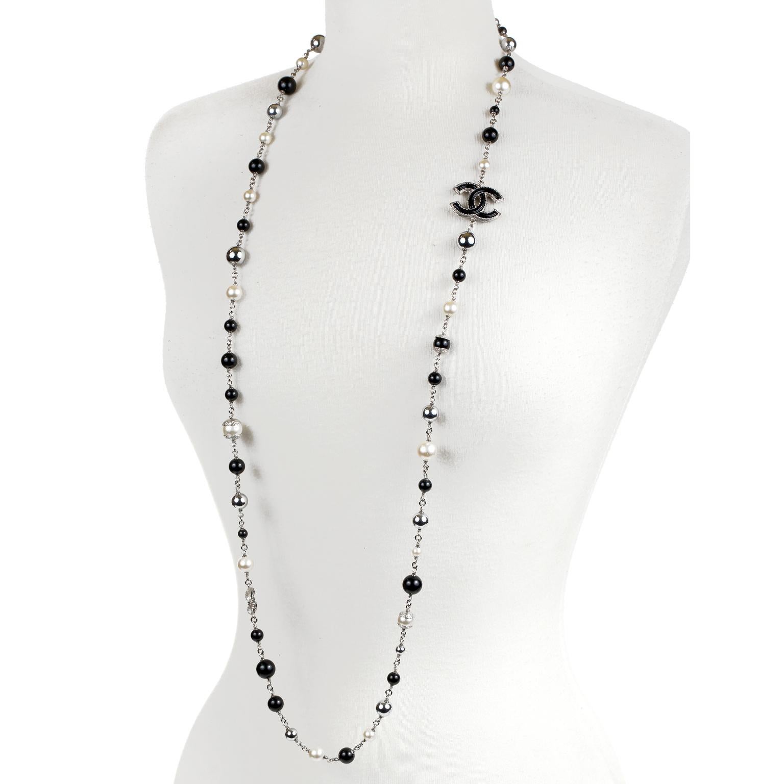 Chanel Black and White Pearl Enamel Long CC Necklace at 1stDibs  chanel  black and white pearl necklace black and white chanel necklace chanel  pearl necklace black white