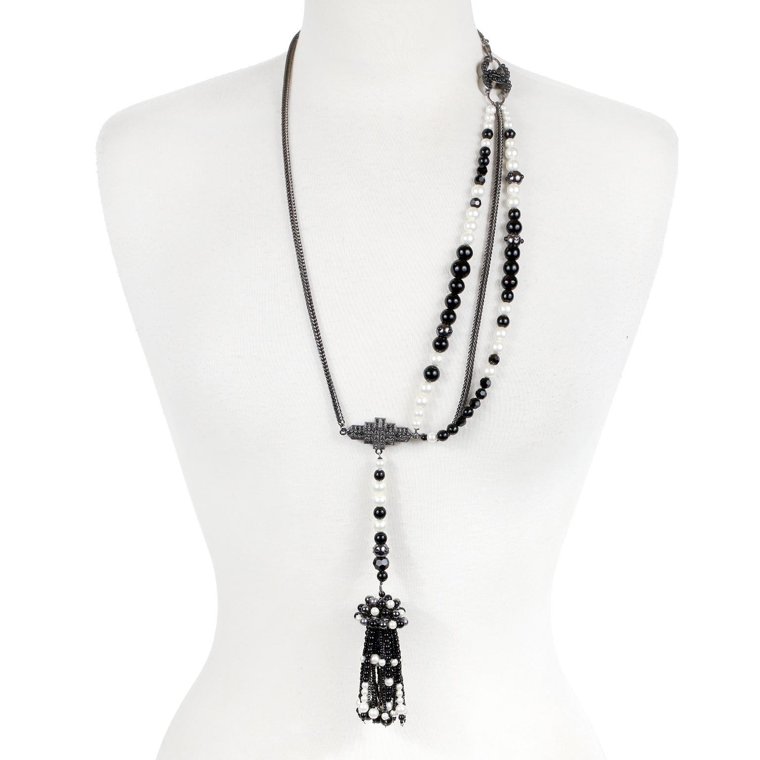 This authentic Chanel Black and White Pearl Tassel Belt is in excellent condition from the 2002 collection.  Black and white beads and pearls combine with dark silver tone metal chain.  Large beaded tassel dangles from an art deco inspired ornament.