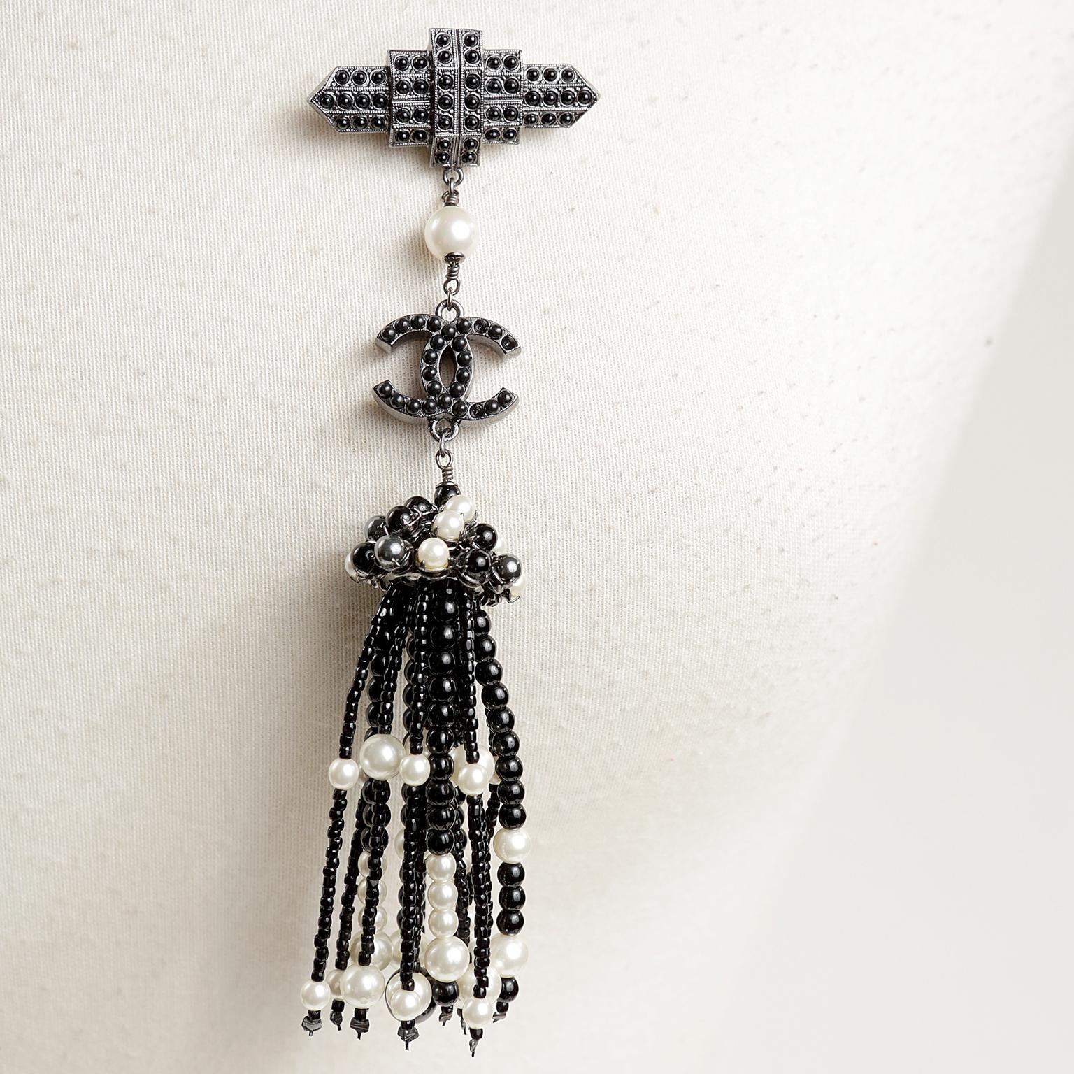 Chanel Black and White Pearl Tassel CC Pin In Excellent Condition For Sale In Palm Beach, FL