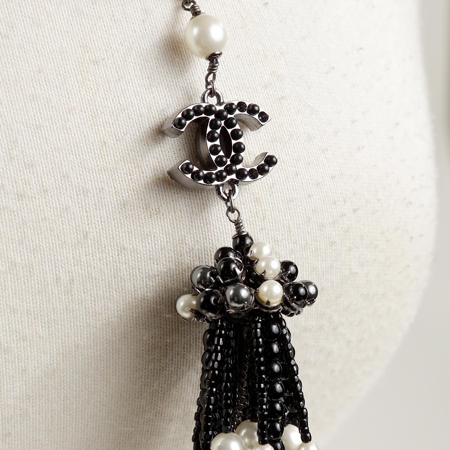 Women's Chanel Black and White Pearl Tassel CC Pin For Sale