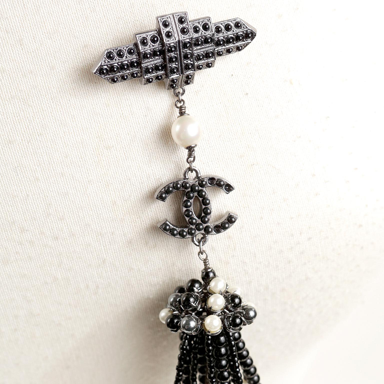 Chanel Black and White Pearl Tassel CC Pin For Sale 1