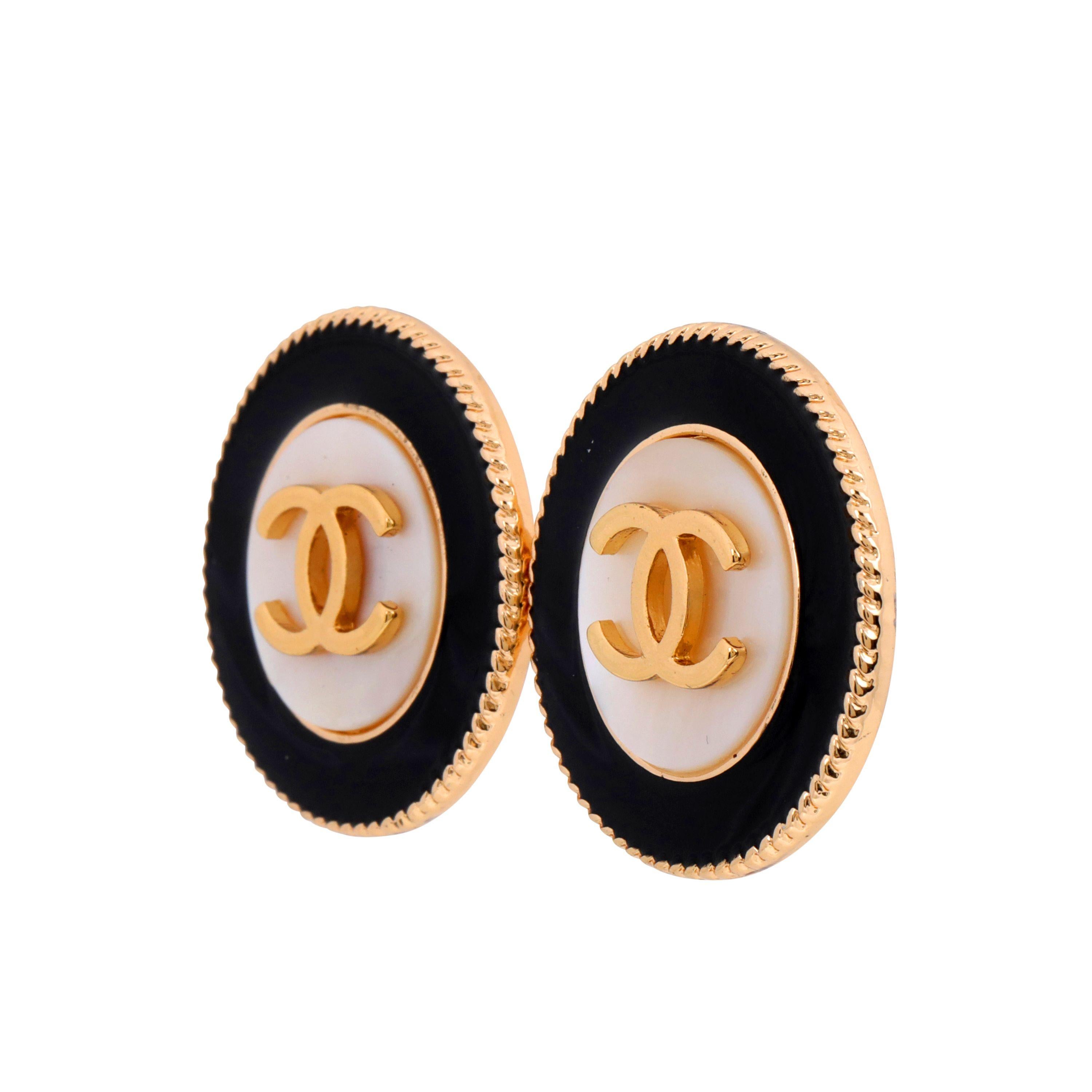 Chanel Schwarz-weiße, perlenbesetzte CC-Ohrringe mit durchbohrten Ohrringen im Zustand „Gut“ im Angebot in Palm Beach, FL