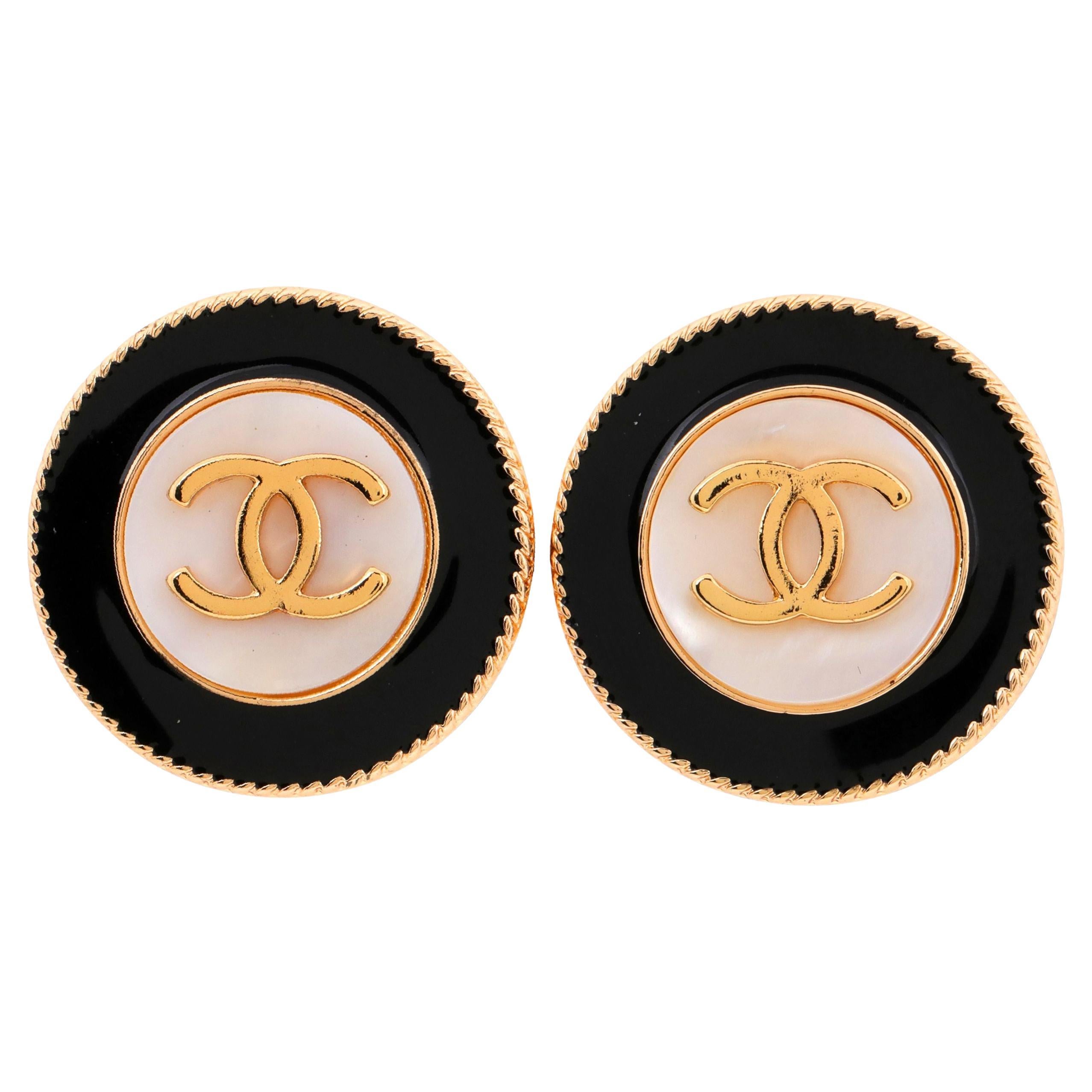 Chanel Schwarz-weiße, perlenbesetzte CC-Ohrringe mit durchbohrten Ohrringen im Angebot