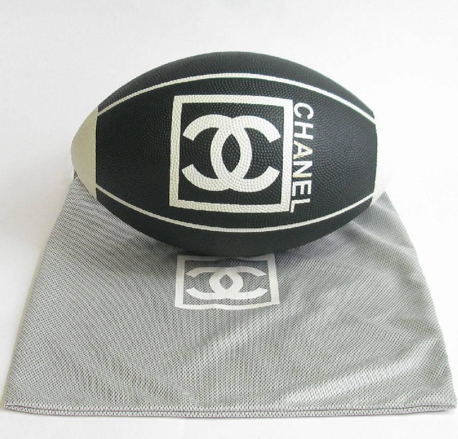 Beautiful decorative object, Chanel black and white rugby ball.

In very good condition. Tiny marks on the inscription Chanel see photo.

Dimensions: length: 38 cm

Will be delivered in its Chanel pouch