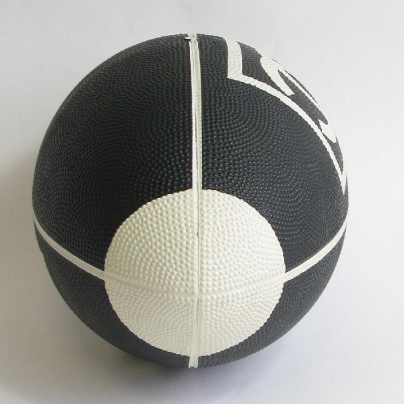 Chanel Balón de rugby blanco y negro en Excelente estado para la venta en Paris, FR