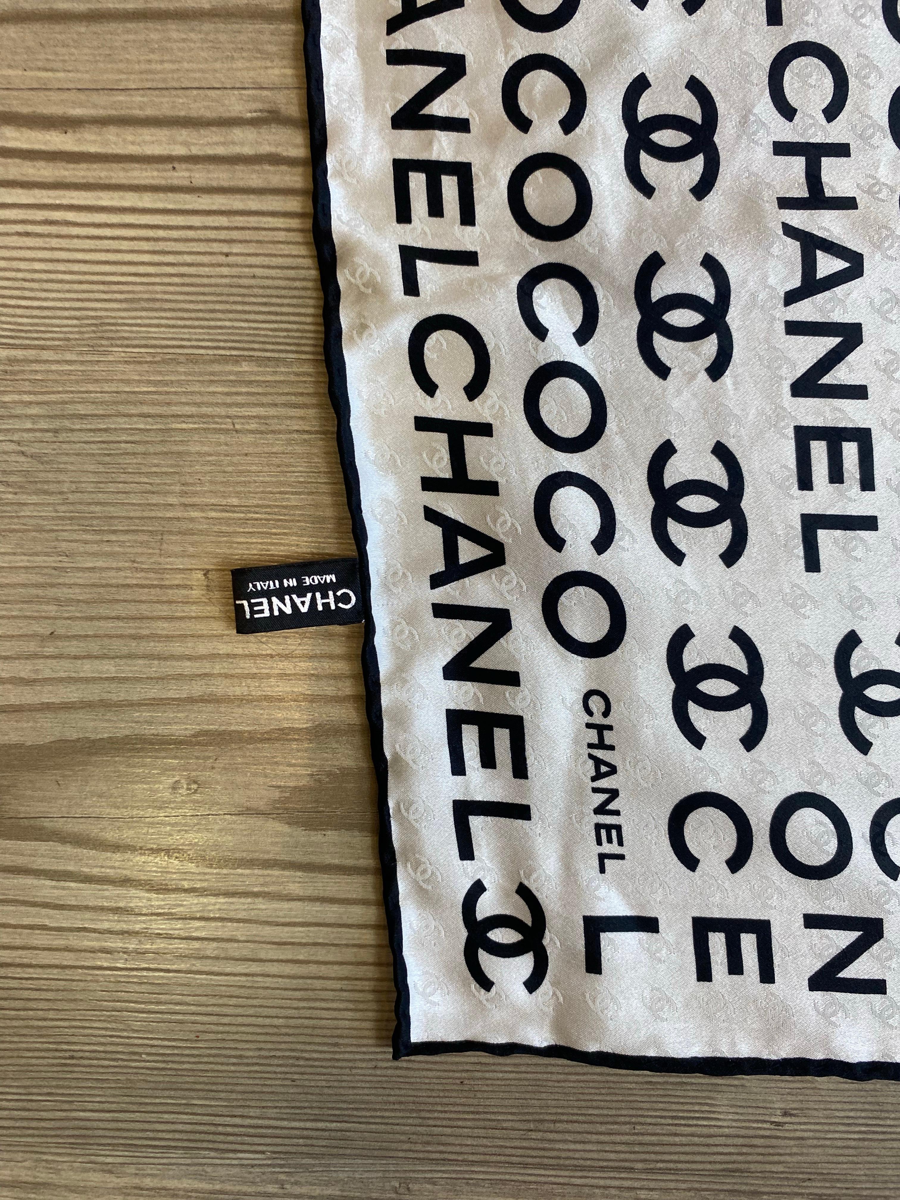 Grigio Sciarpa Chanel bianca e nera. in vendita