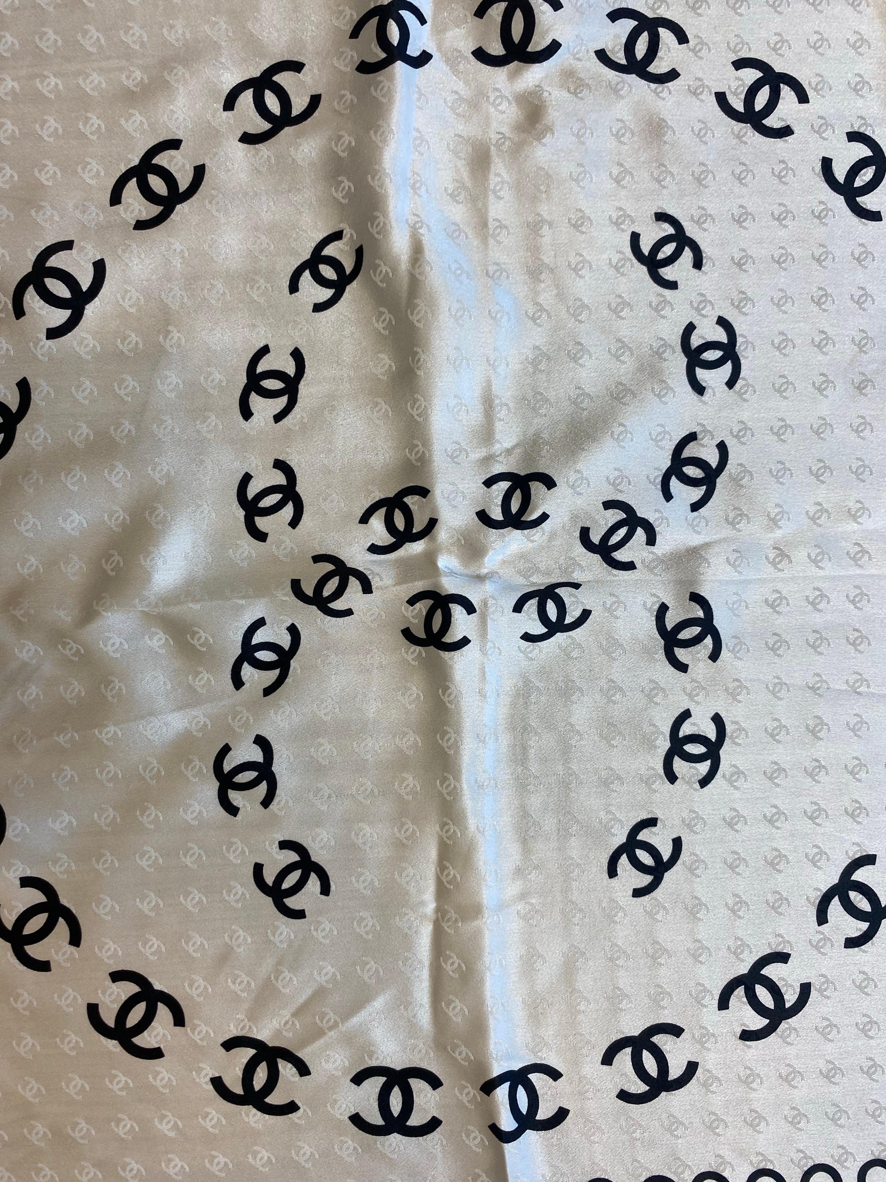 Sciarpa Chanel bianca e nera. In condizioni Nuovo in vendita a Carnate, IT