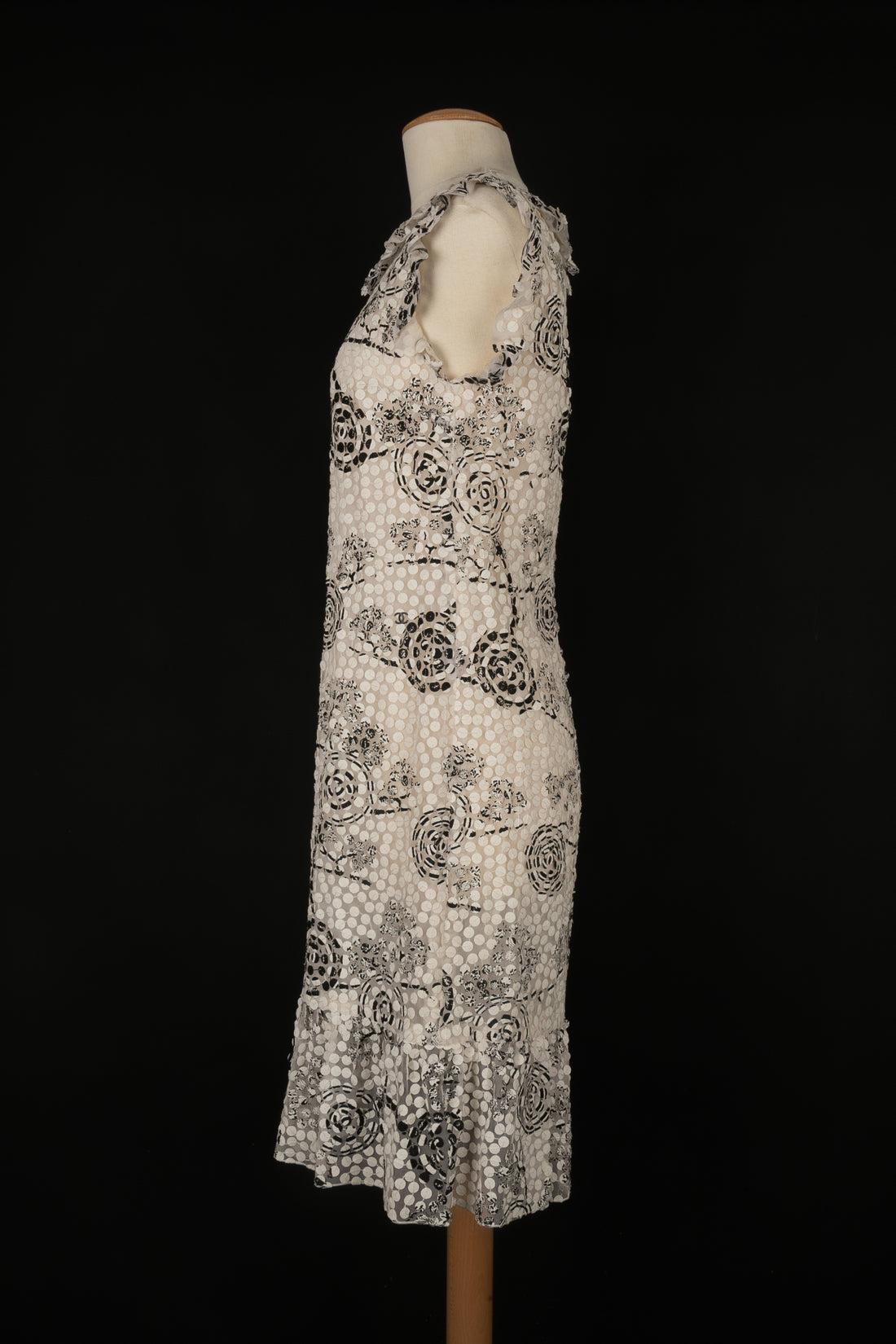 Chanel - (Made in France) Black and white silk and linen short dress. Size 38FR. 2001 Spring-Summer Ready-to-Wear Collection.

Additional information:
Condition: Very good condition
Dimensions: Chest: 48 cm - Length: 95 cm

Seller Reference: VR31
