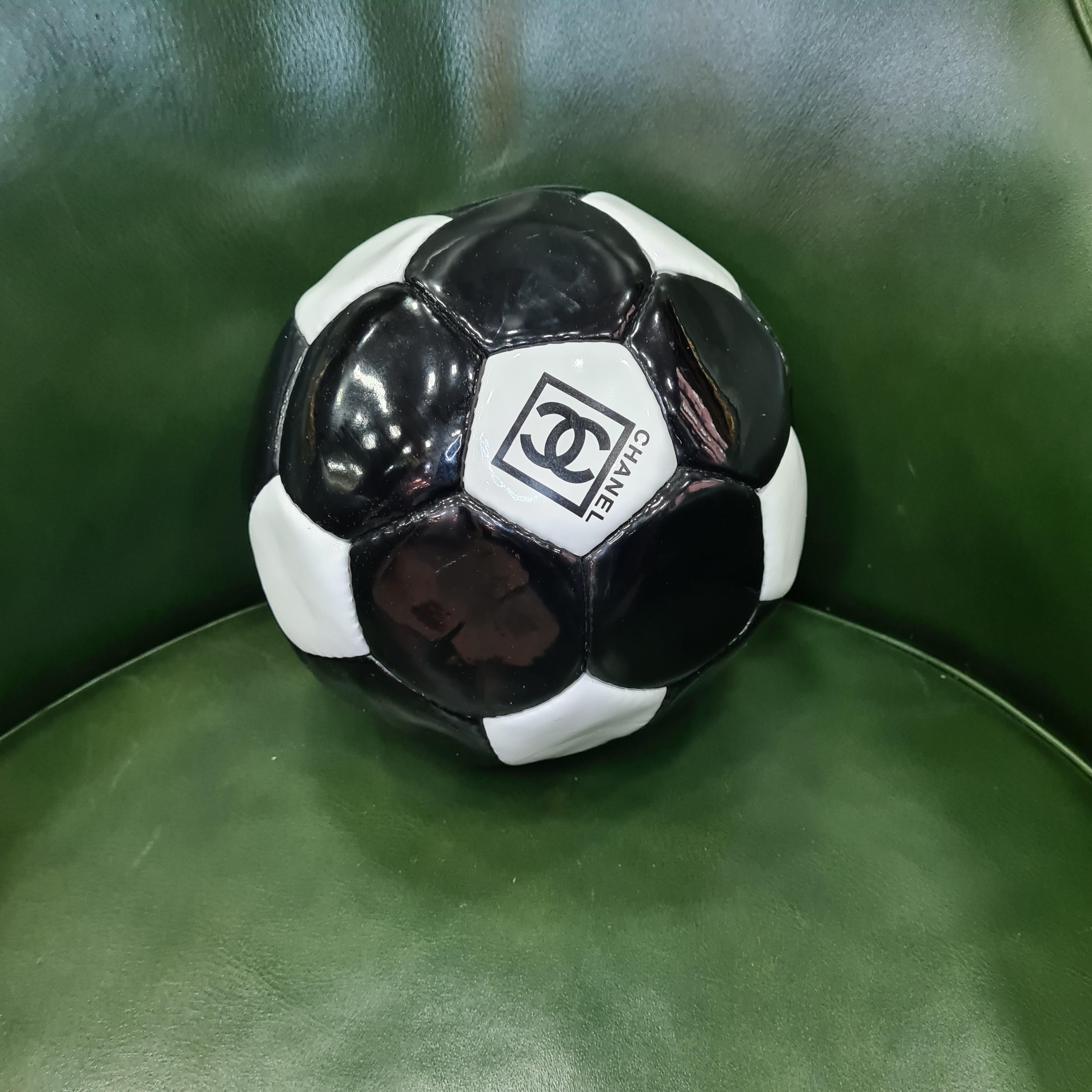 Rare. Only a few balls were published for the Soccer World Cup in 1998.

In good condition with signs of wear. 