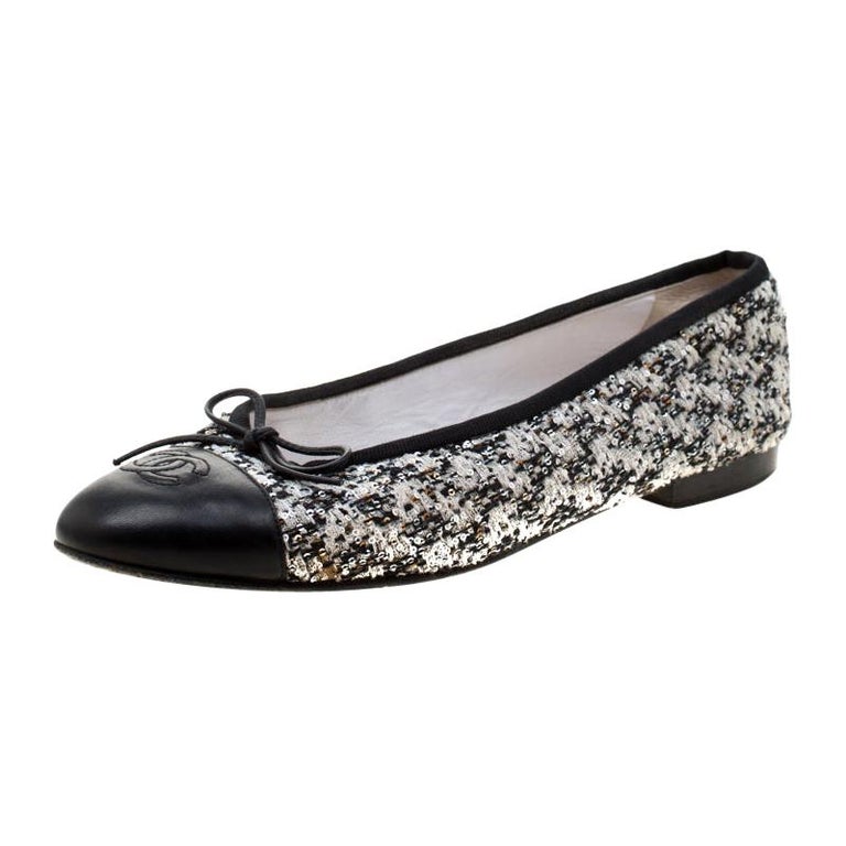 Chanel Black and White Tweed Cap Toe CC Bow Ballet Flats Size 38.5 For Sale  at 1stDibs