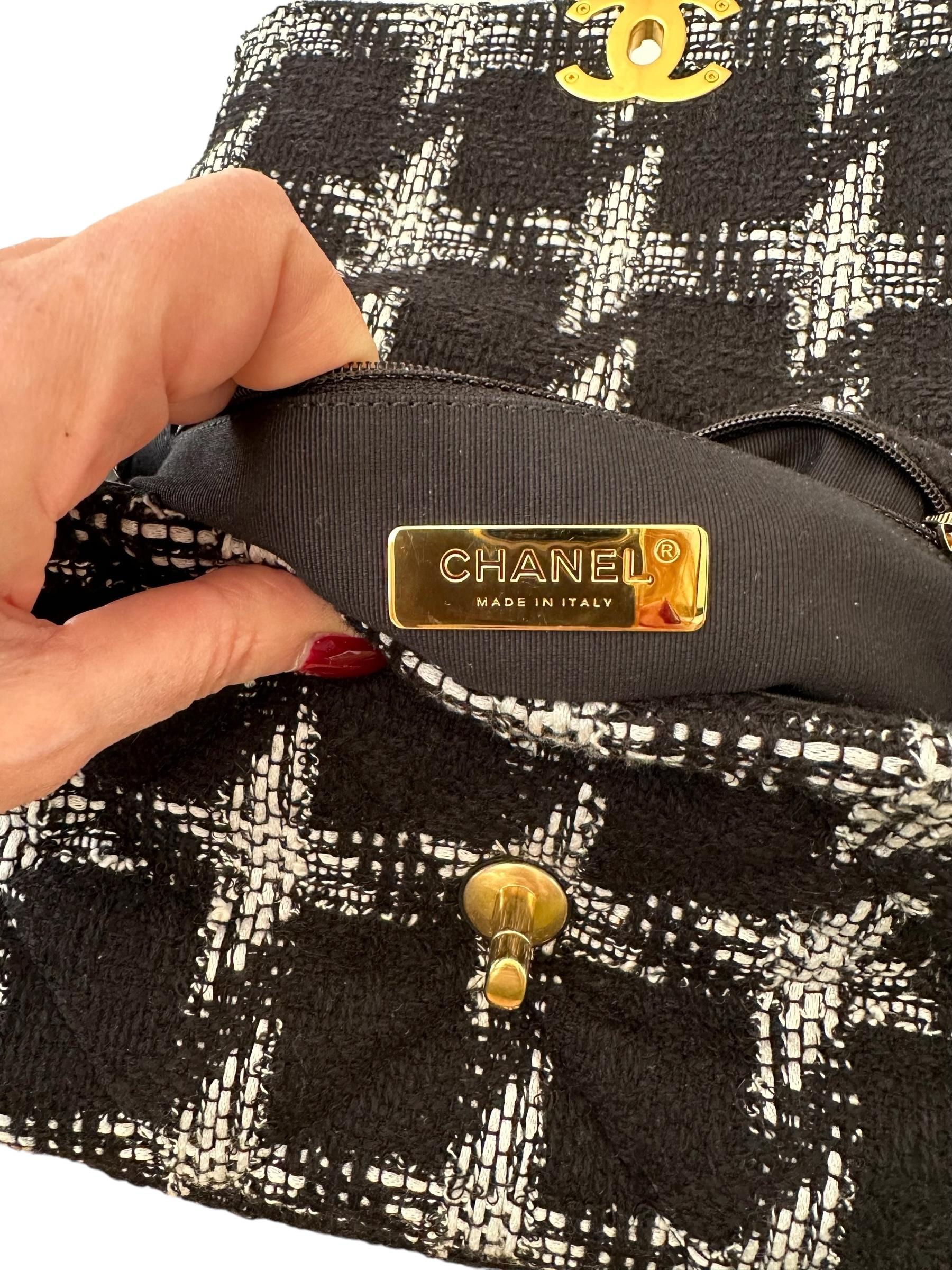 Chanel - Sac à rabat Chanel 19 en tweed noir et blanc en vente 6