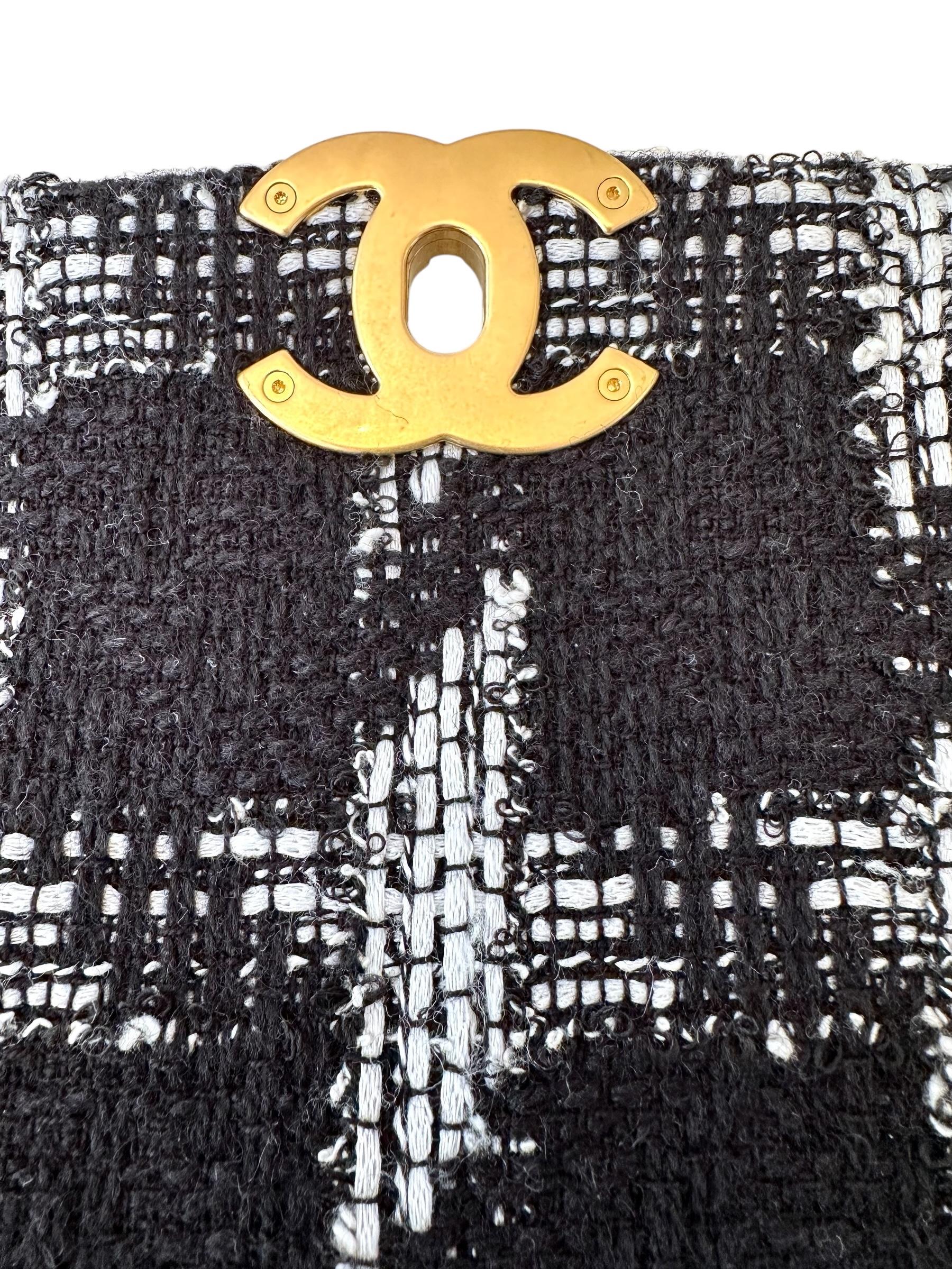Chanel - Sac à rabat Chanel 19 en tweed noir et blanc en vente 7
