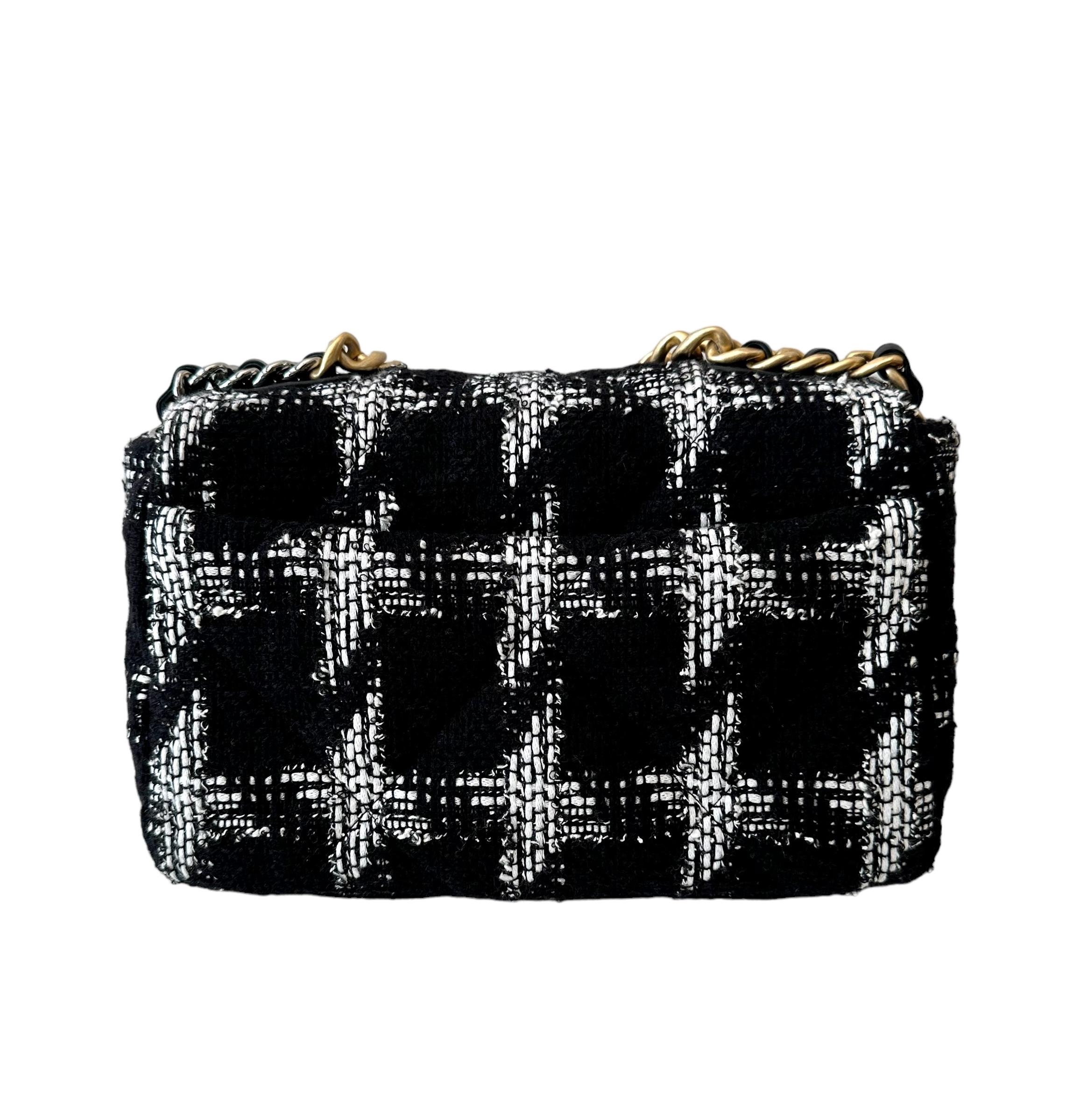 Chanel - Sac à rabat Chanel 19 en tweed noir et blanc en vente 10