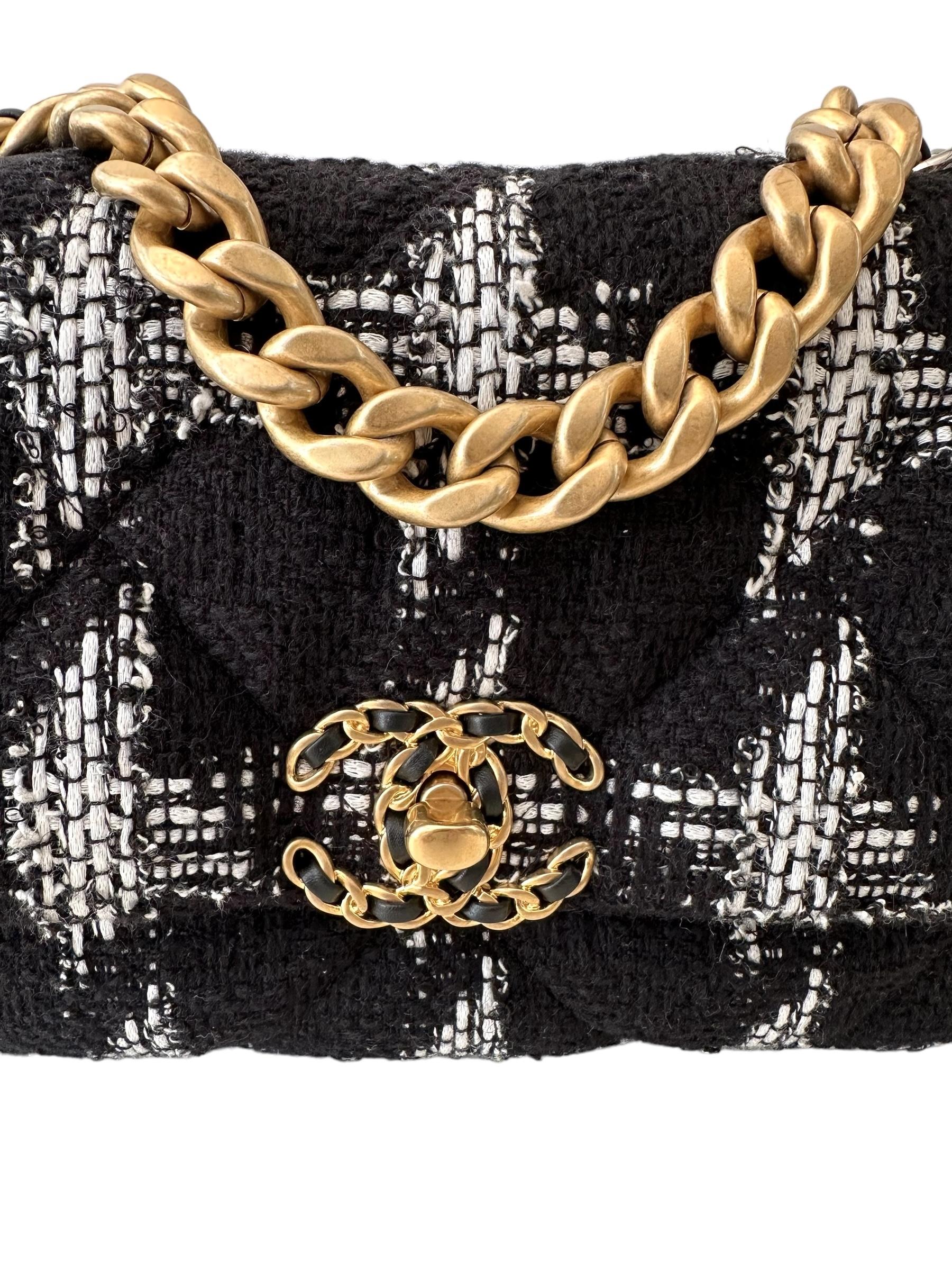 Chanel Black and White Tweed Chanel 19 Flap Bag In Excellent Condition In Geneva, CH