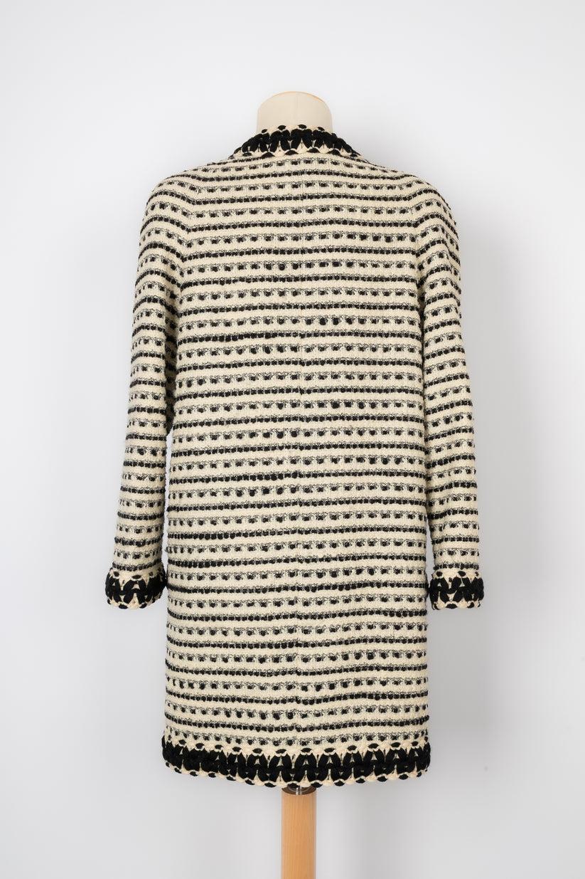 Chanel Black and White Tweed Coat In Good Condition For Sale In SAINT-OUEN-SUR-SEINE, FR